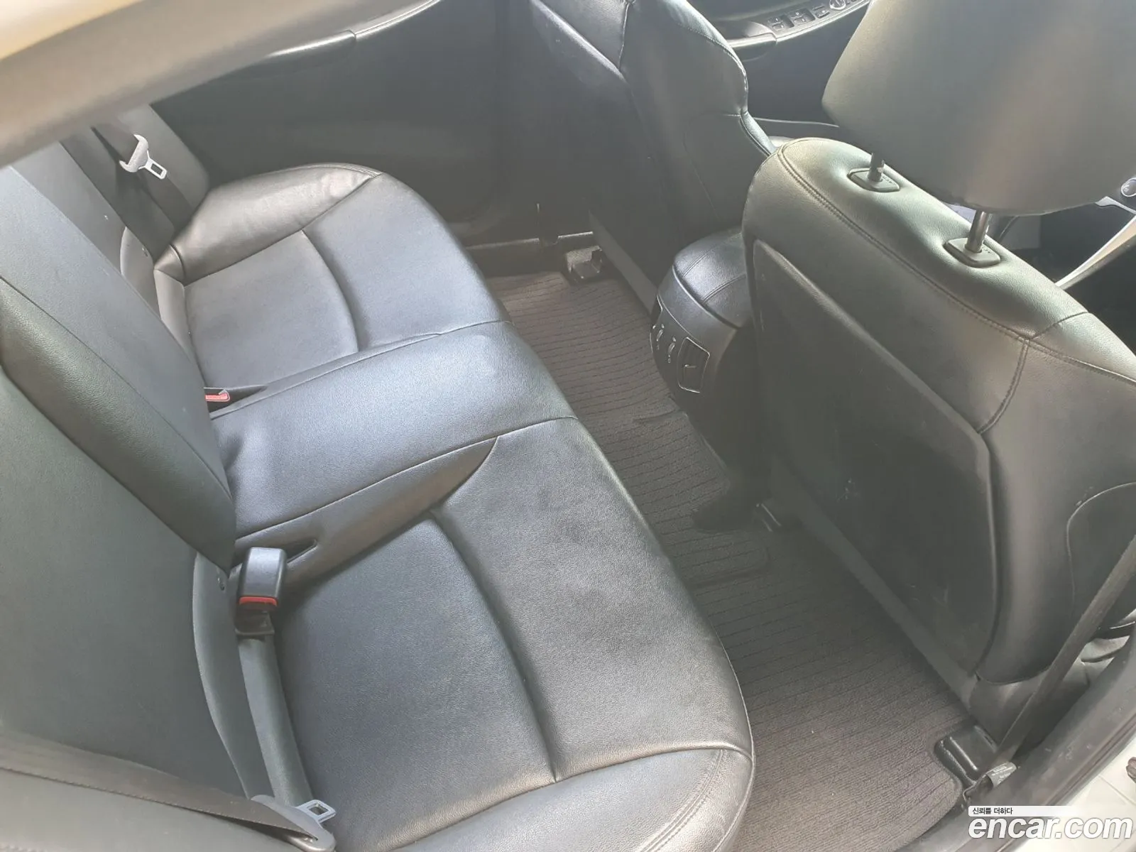 Hyundai YF Sonata 2011 — 11