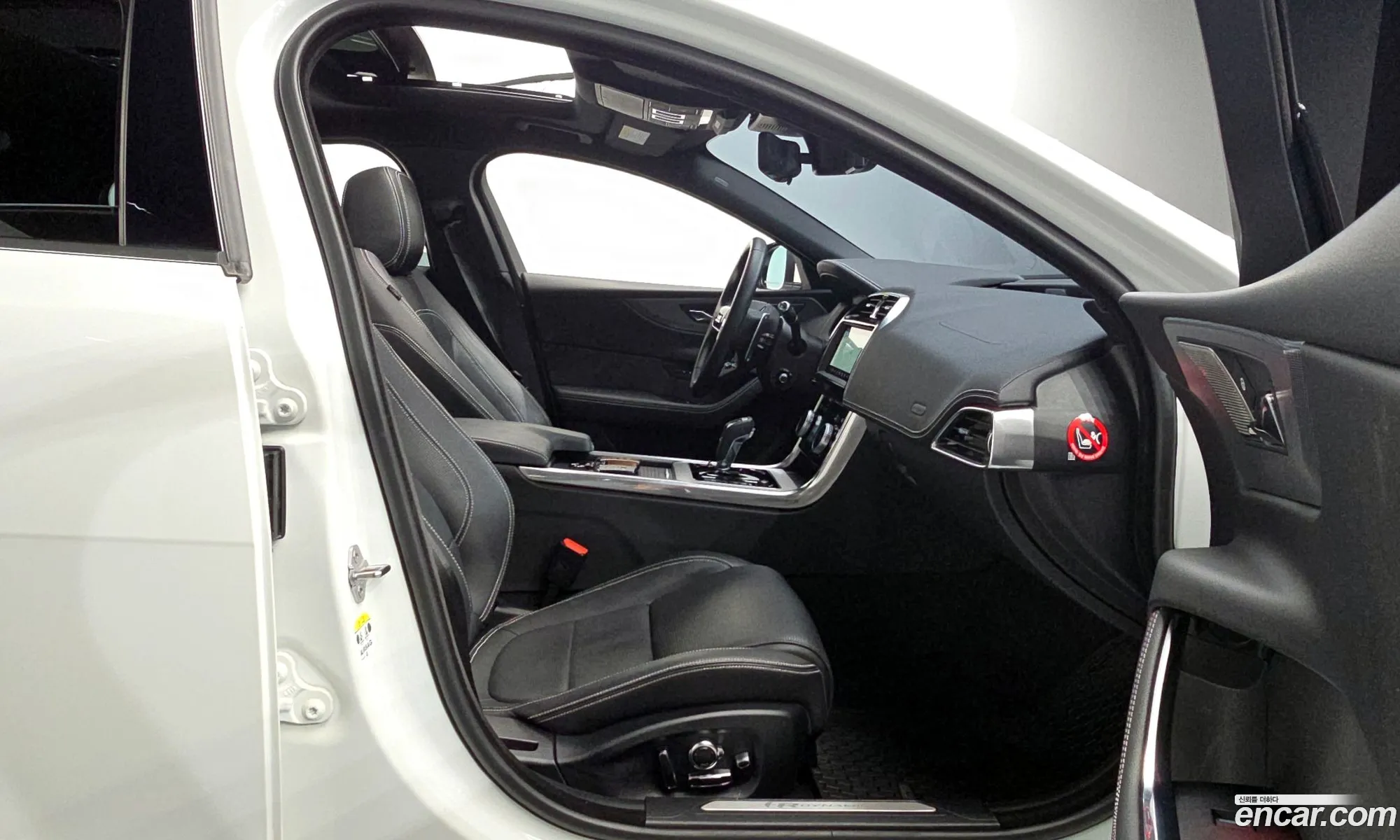 Jaguar XE 2020 SAJAA4BX3LCP57191 — 5