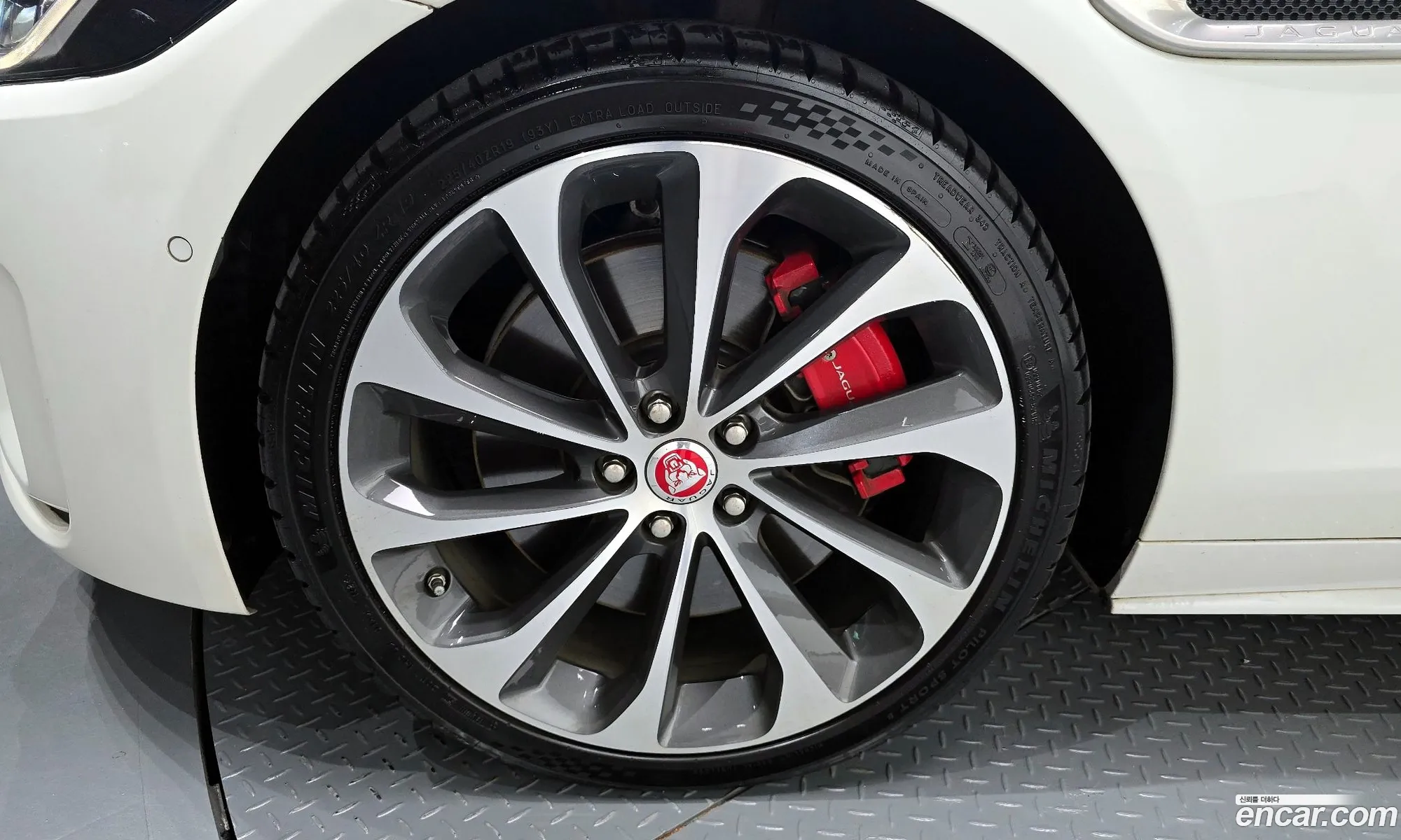 Jaguar XE 2020 SAJAA4BX3LCP57191 — 17