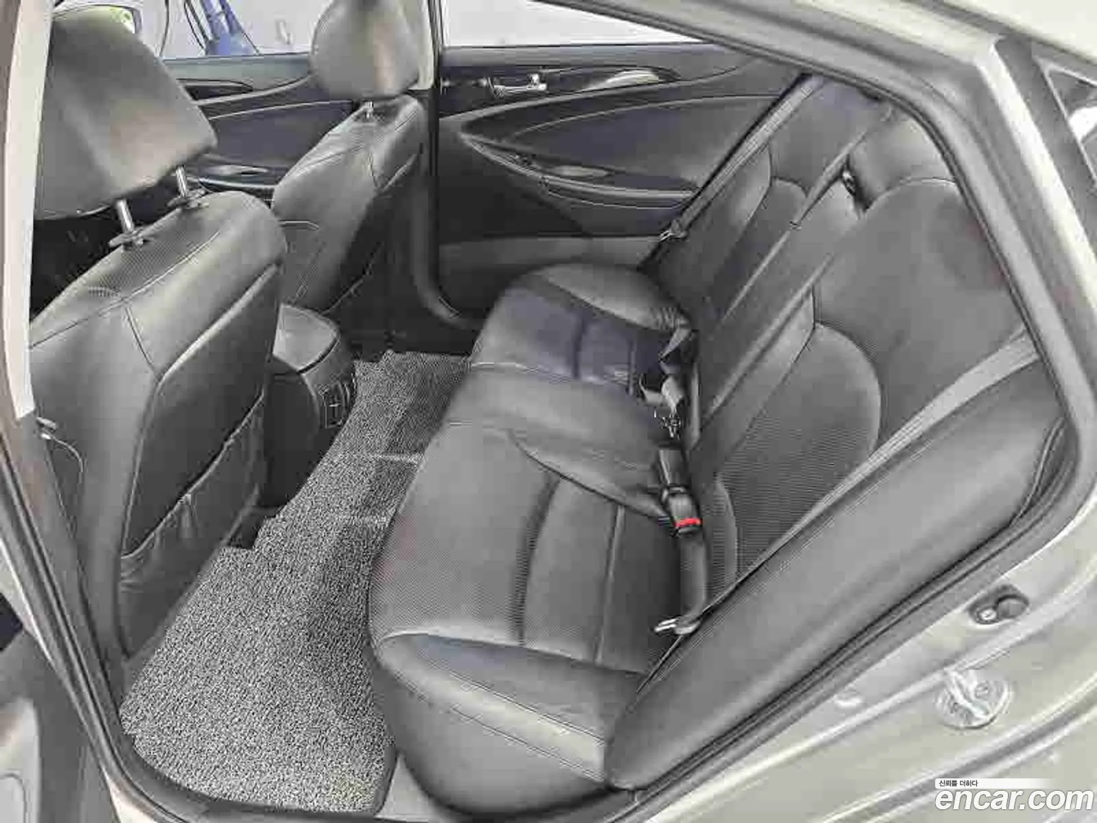 Hyundai YF Sonata 2009 — 18