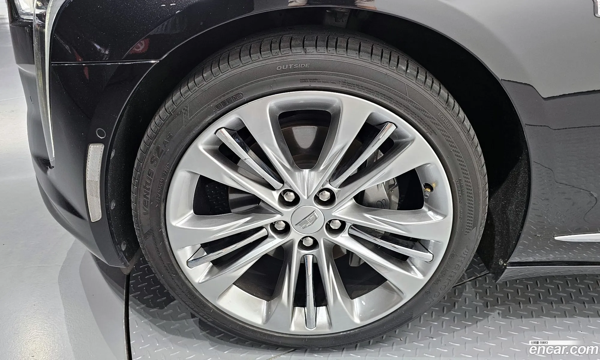 Cadillac CT6 2019 1G6K95RS0KU135204 — 3