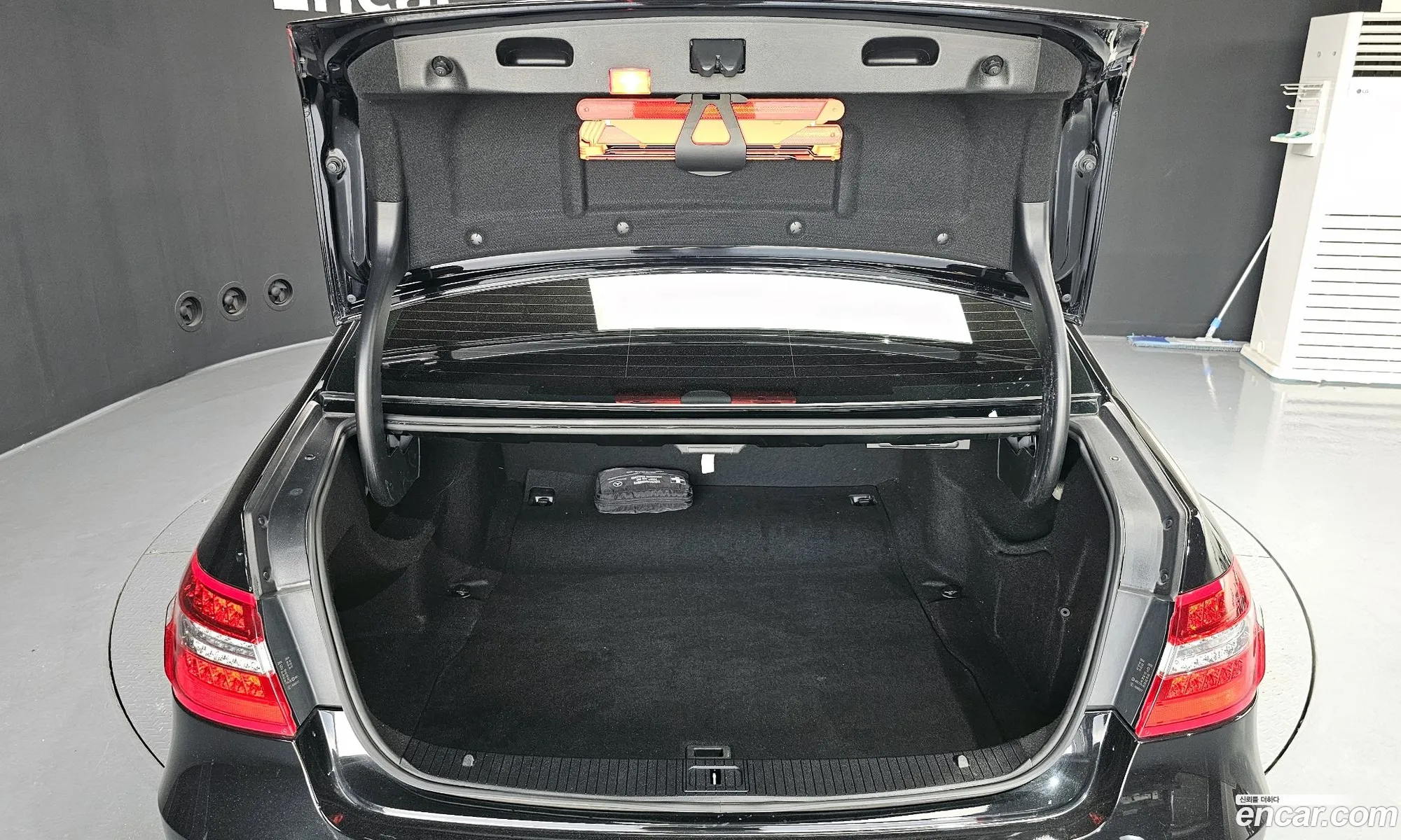 Mercedes-Benz E-Class W212 2011 WDDHF4JB9BA512822 — 10