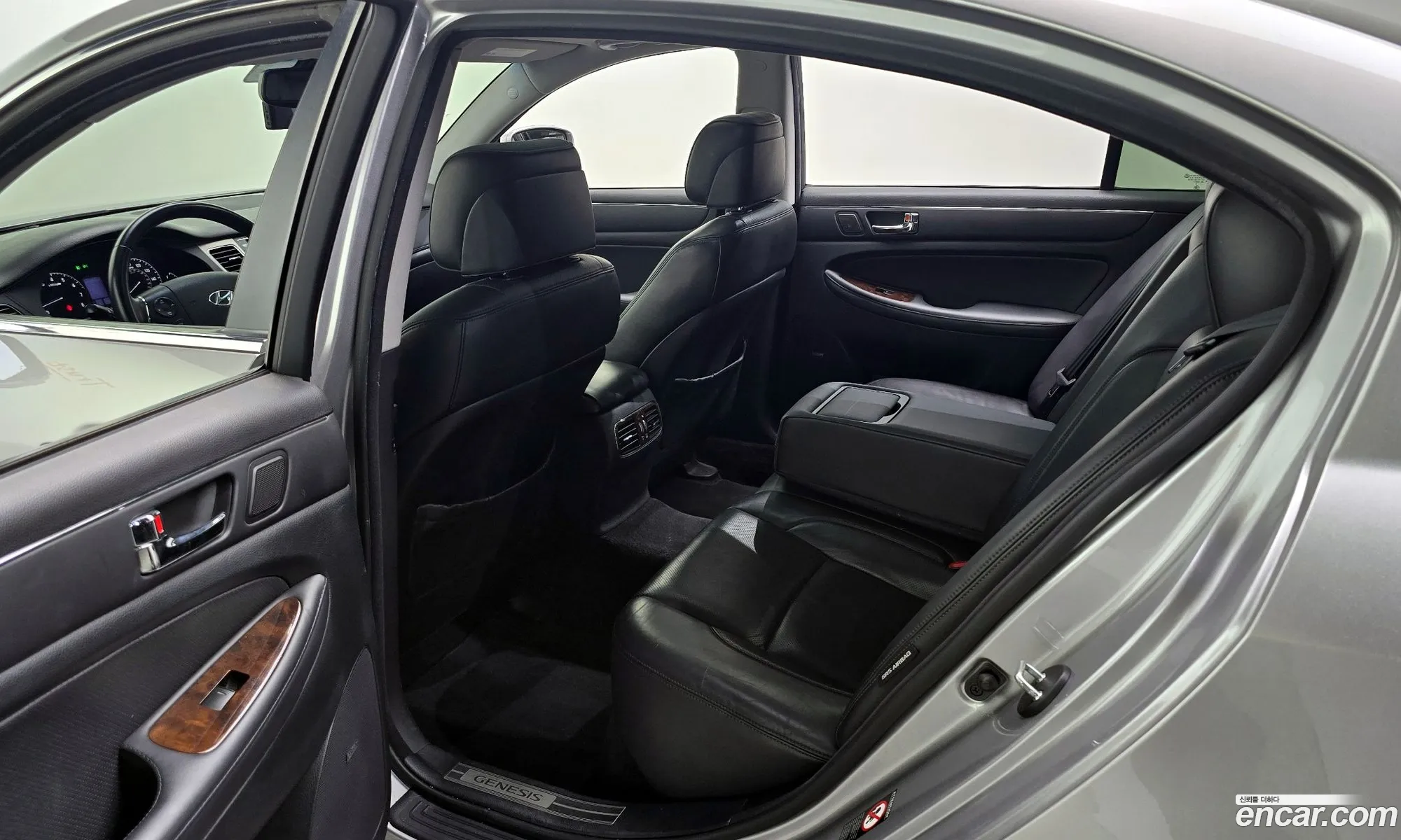 Hyundai Genesis 2010 — 11