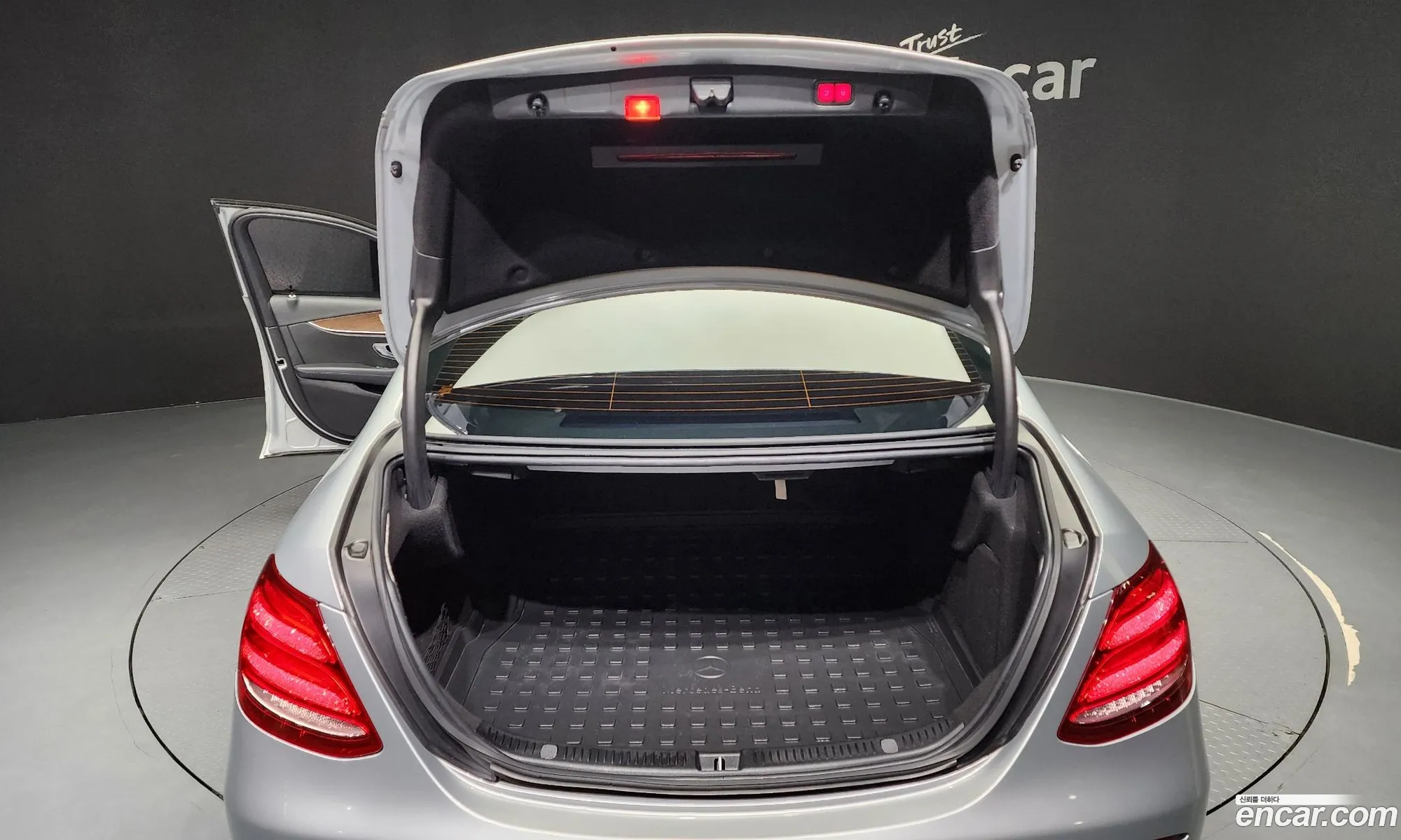 Mercedes-Benz E-Class W213 2017 WDDZF4JB4JA341884 — 14