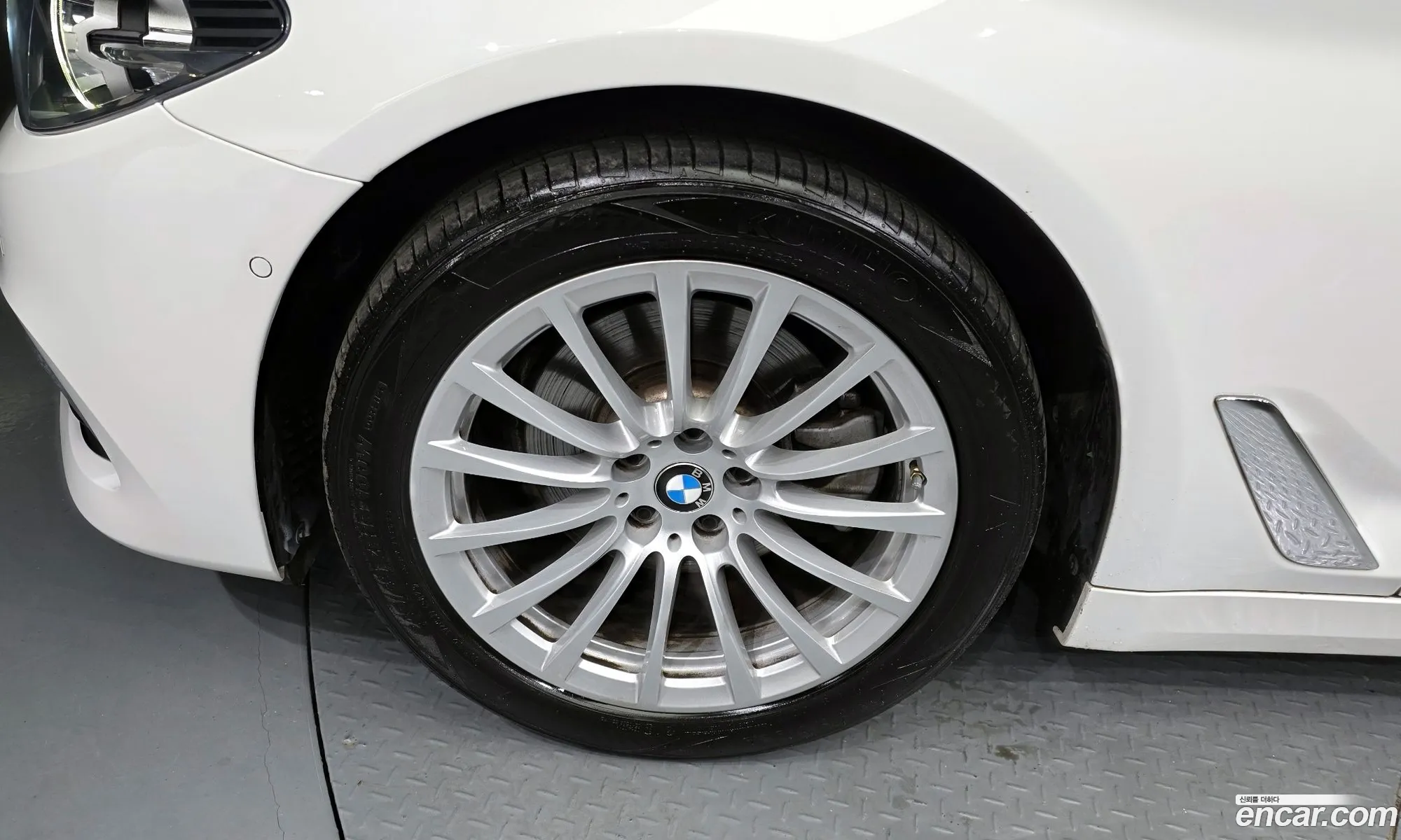 BMW 5 Series 2019 WBAJK7103KGL29322 — 19