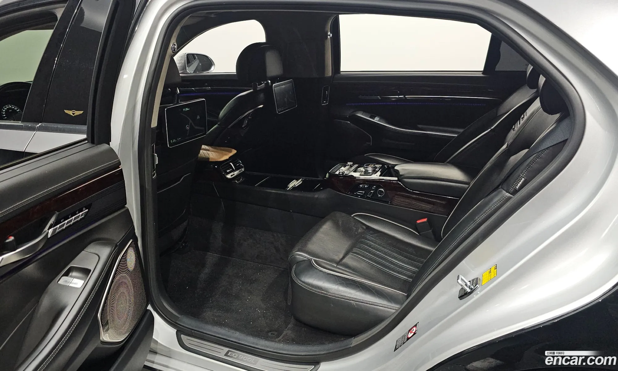 Genesis EQ900 2016 — 17