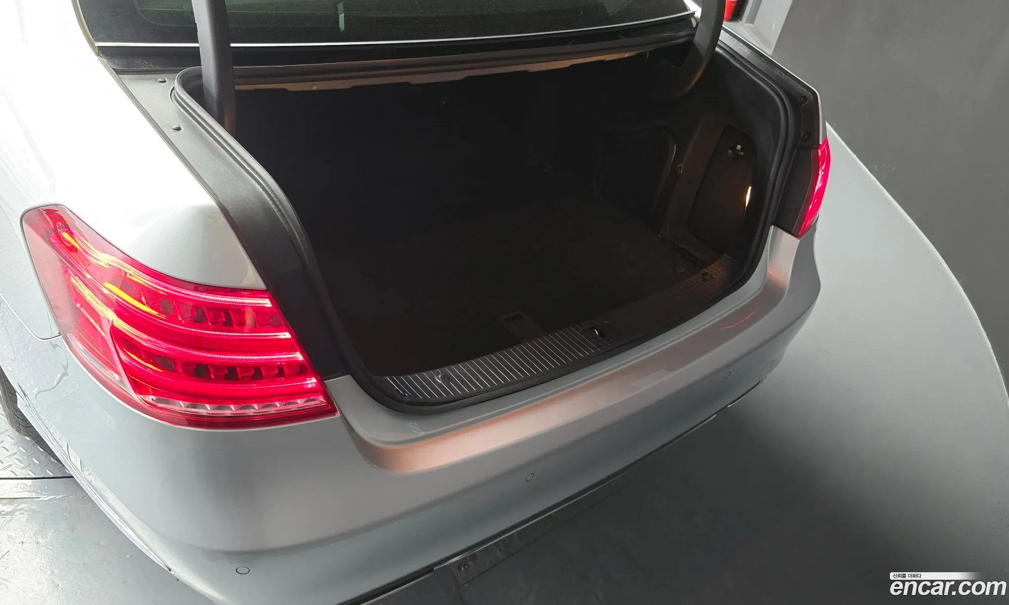 Mercedes-Benz E-Class W212 2013 WDDHF5FB7EA818579 — 17