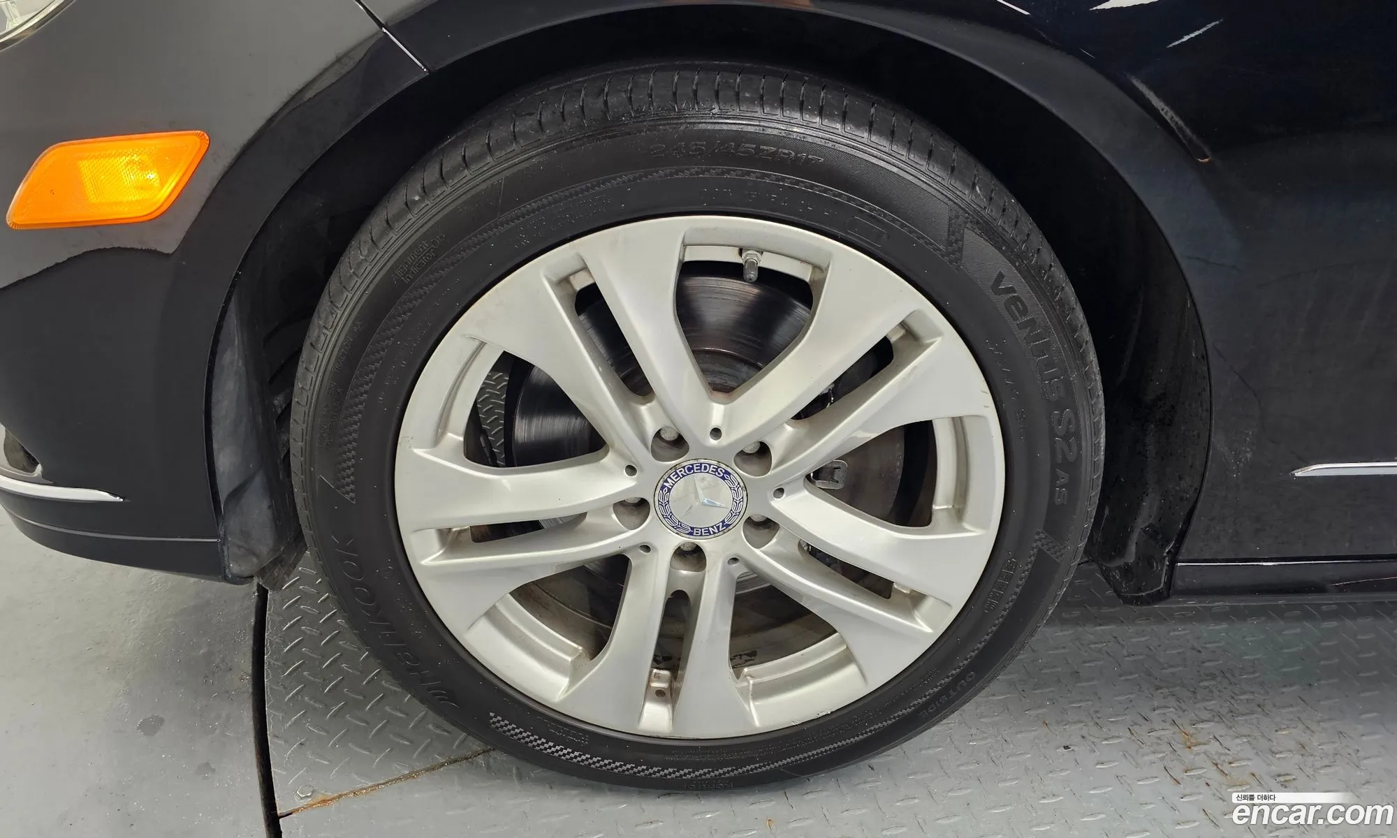 Mercedes-Benz E-Class W212 2011 WDDHF8HB2BA275488 — 16