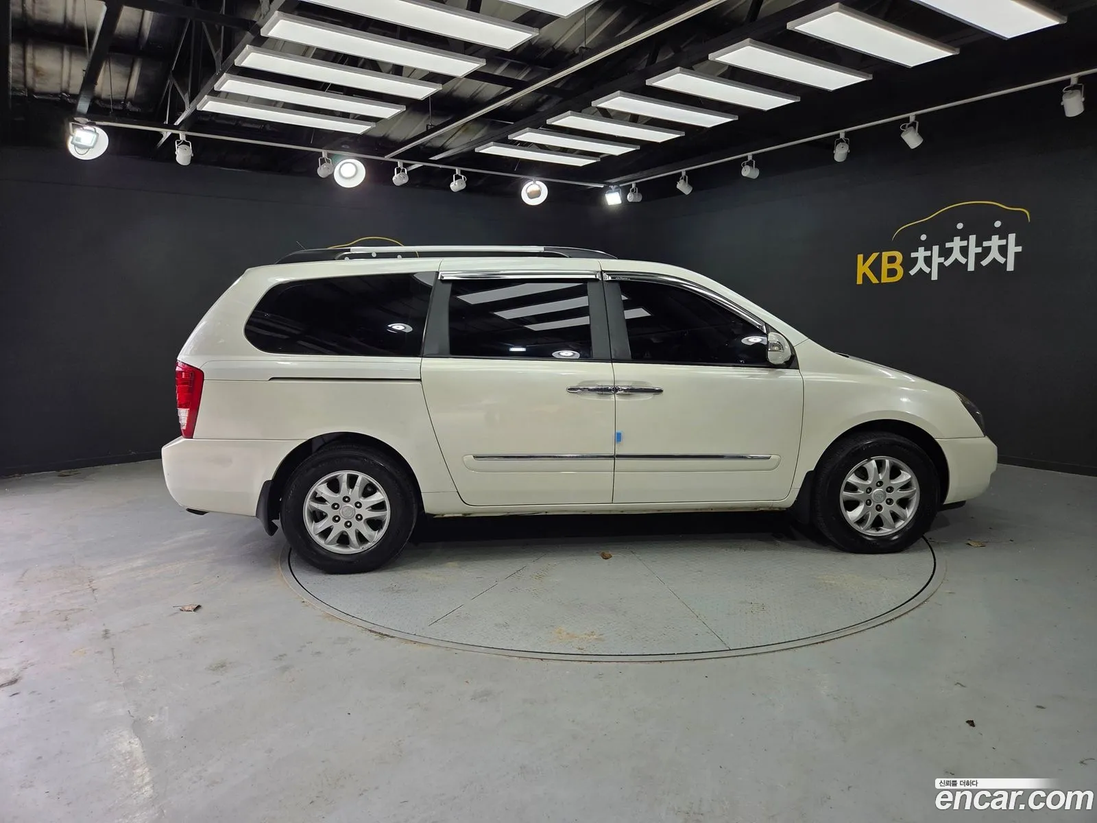Kia Carnival R 2010 — 11