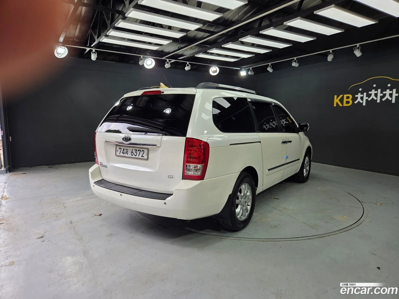 Kia Carnival R 2010 — 17