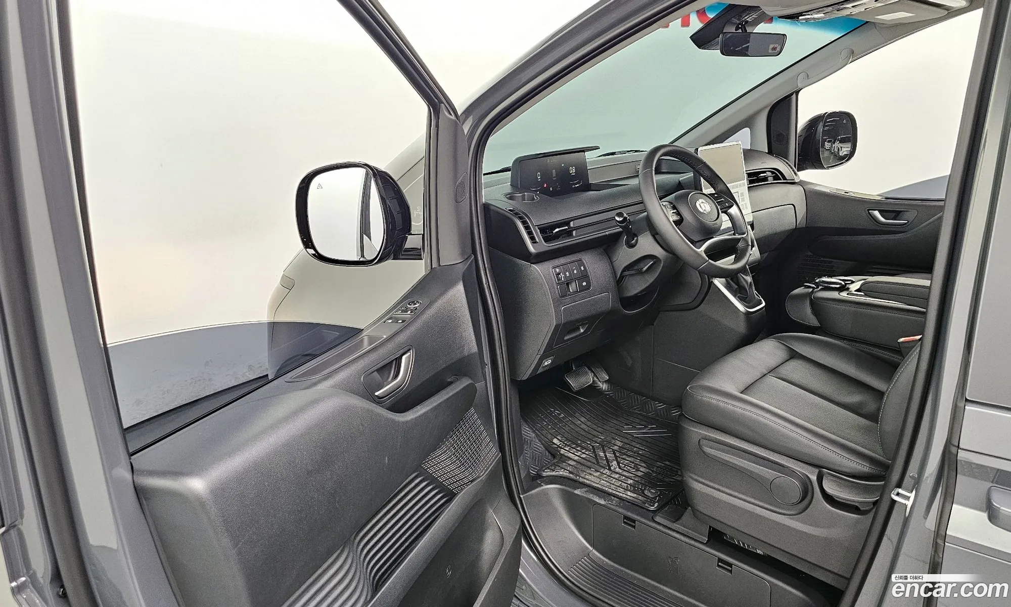 Hyundai Staria 2025 — 17