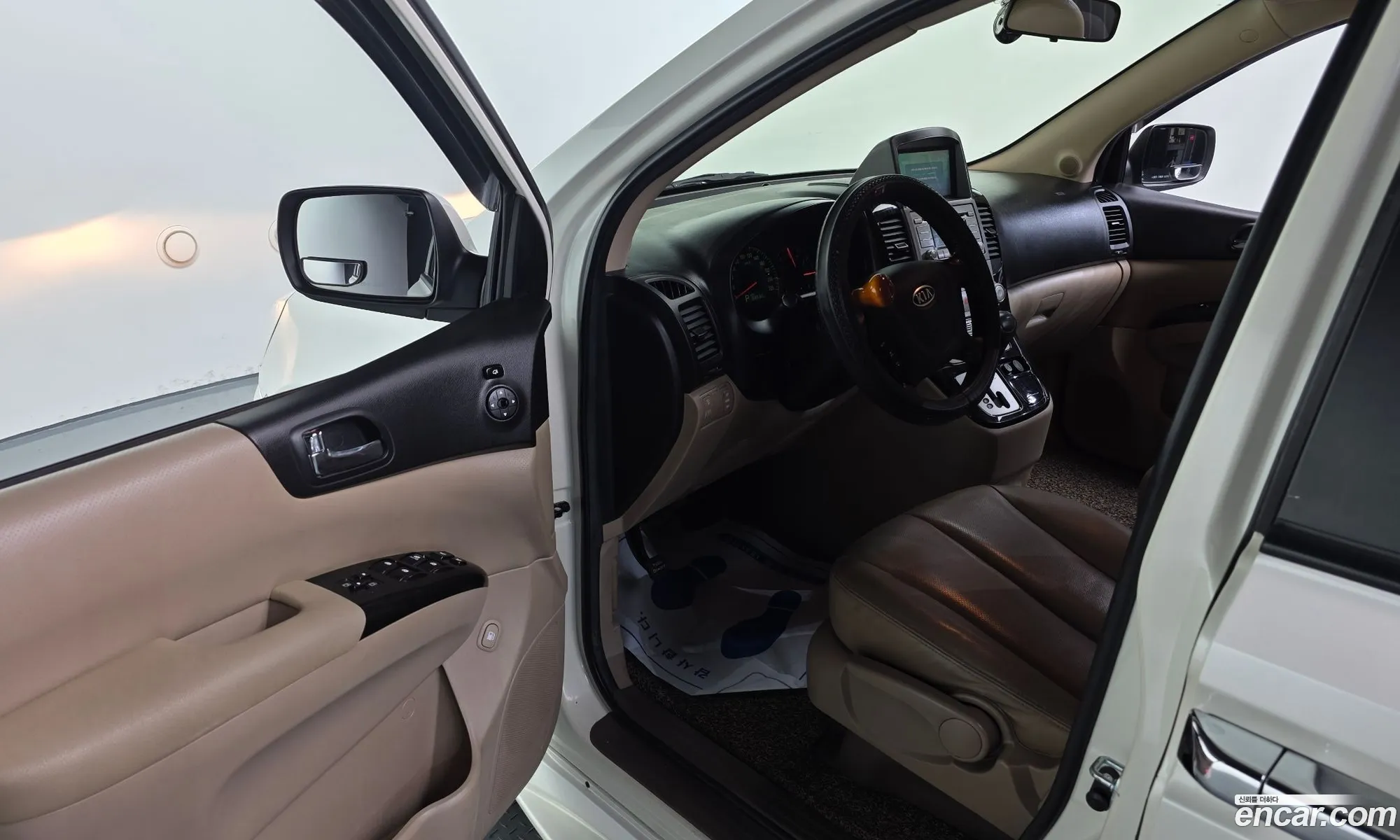 Kia Carnival R 2010 — 12