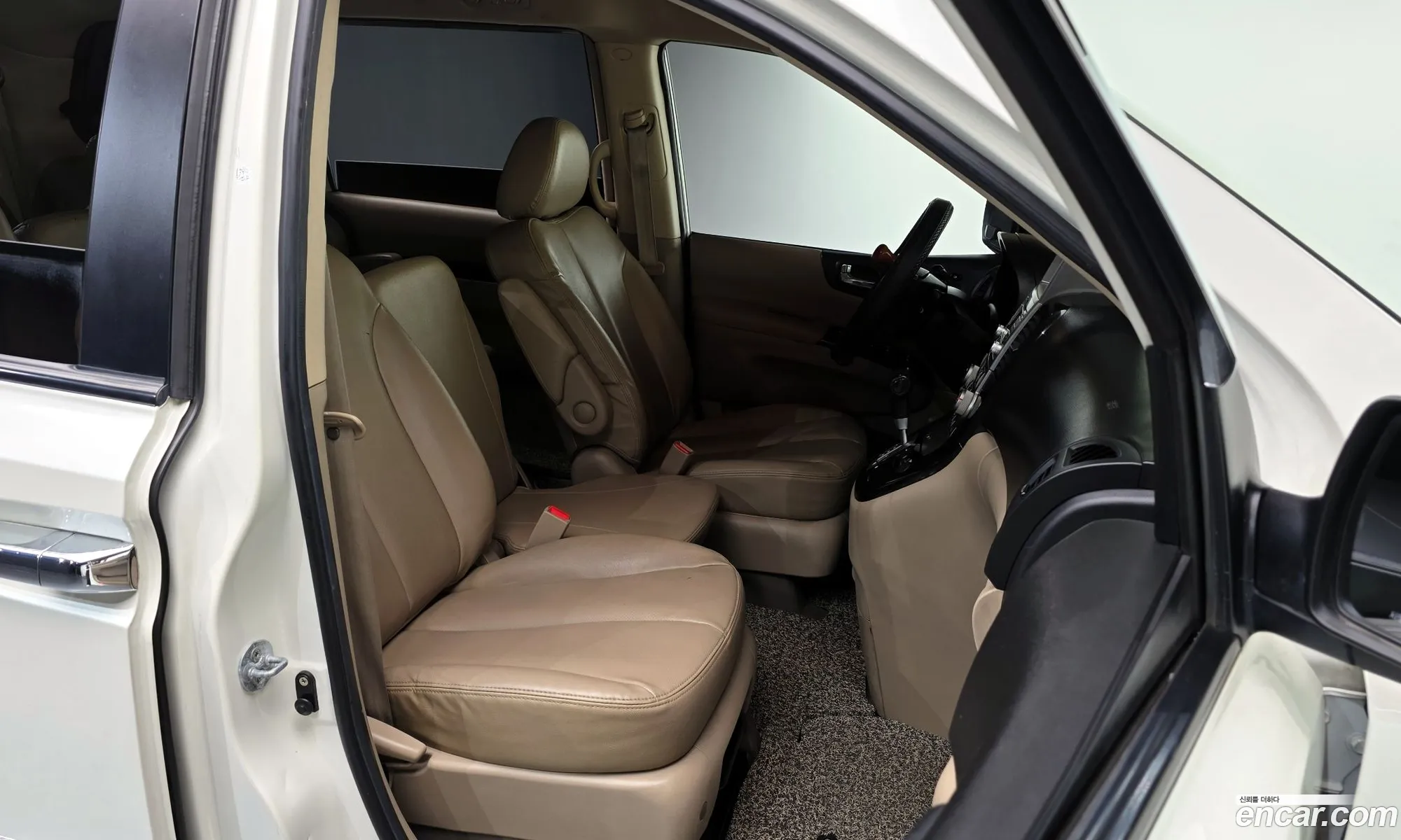 Kia Carnival R 2010 — 16