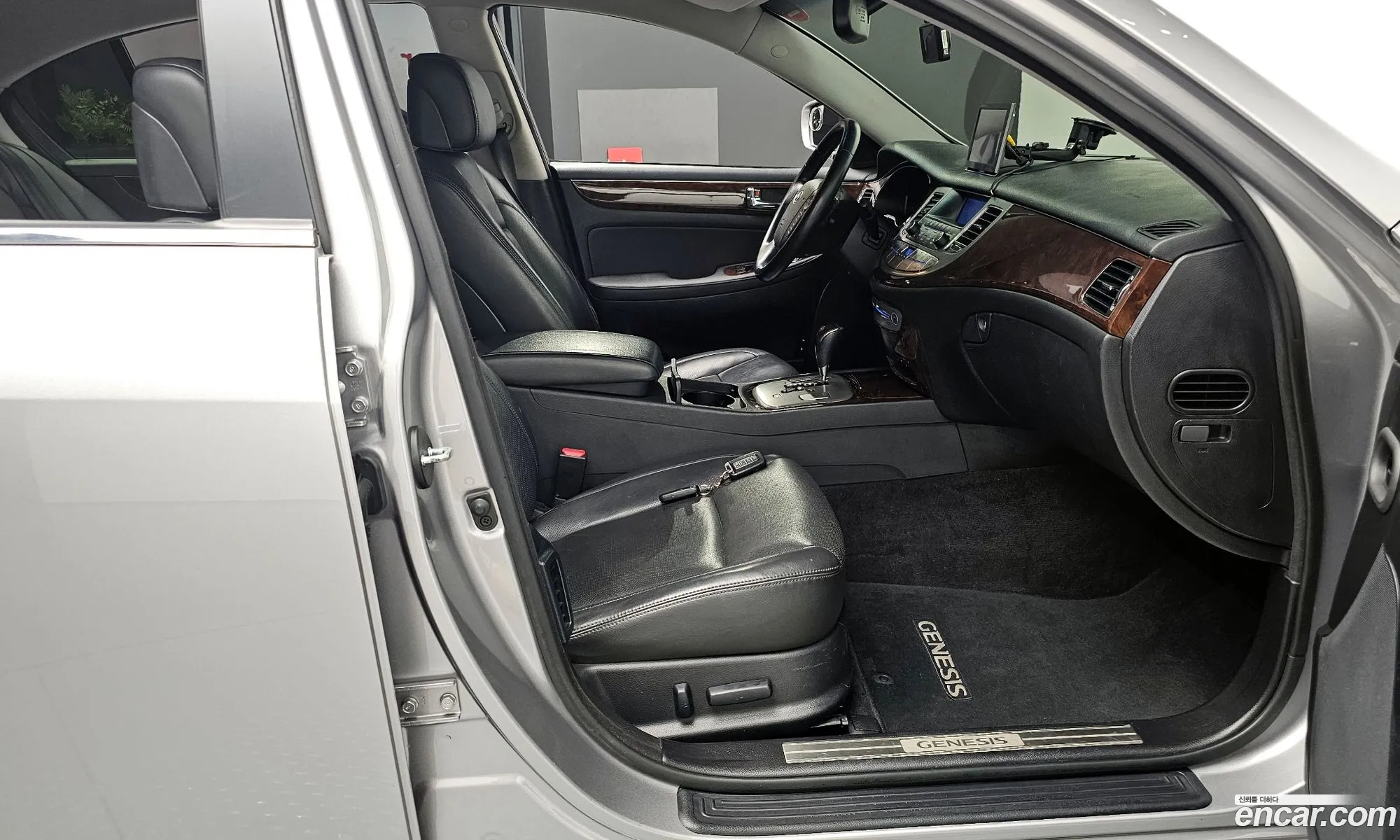 Hyundai Genesis 2010 — 11