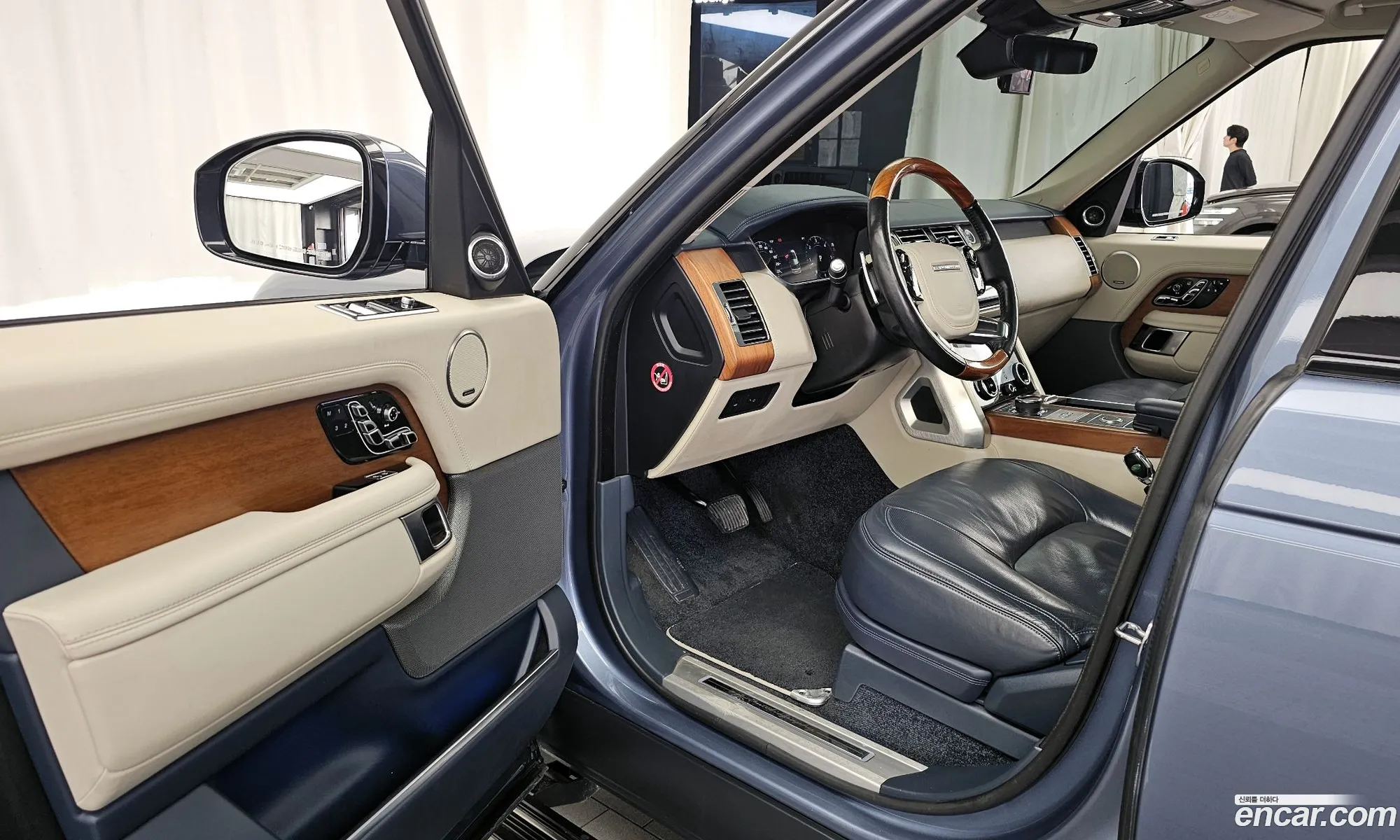 Land Rover Range Rover 2018 SALGA2BJ0JA511015 — 17