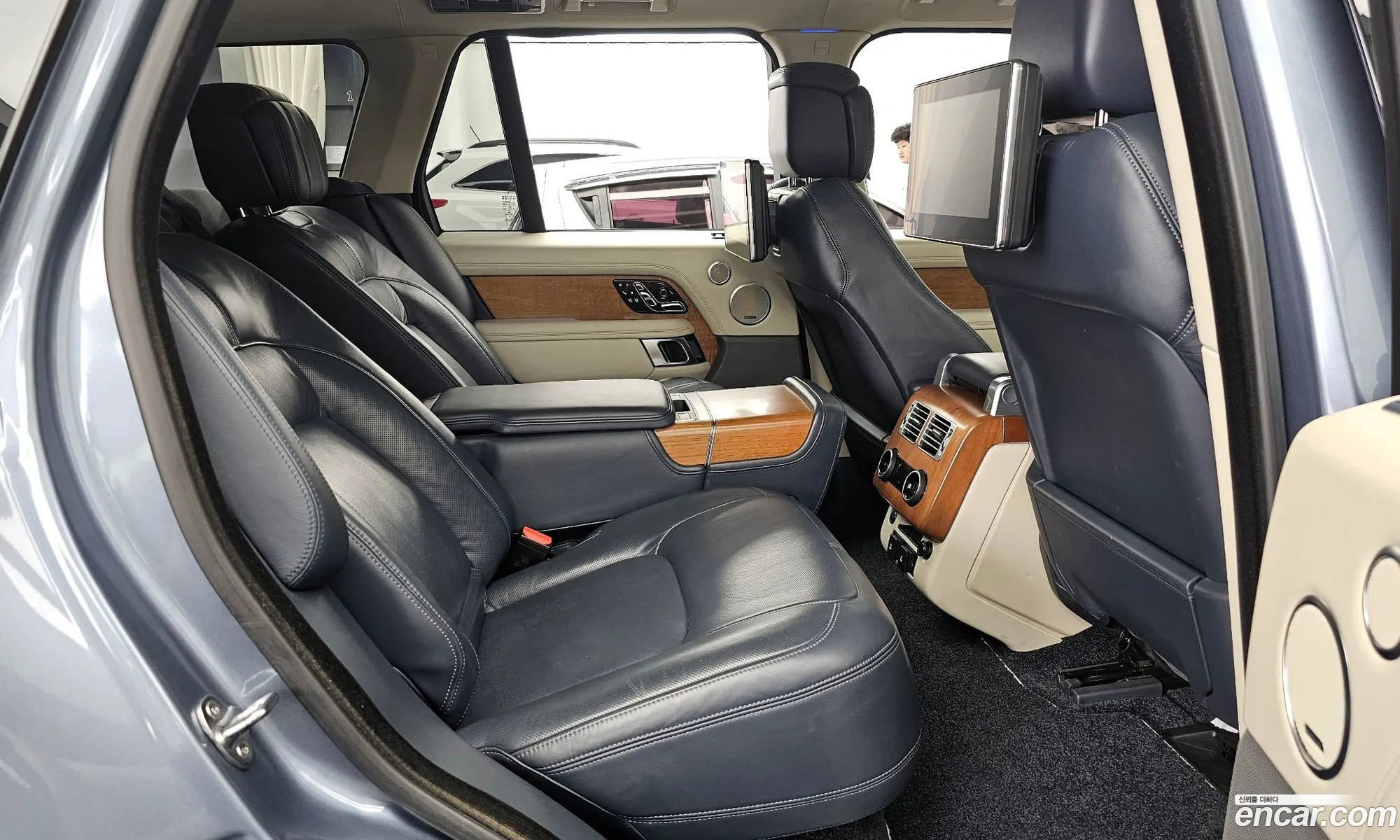 Land Rover Range Rover 2018 SALGA2BJ0JA511015 — 15