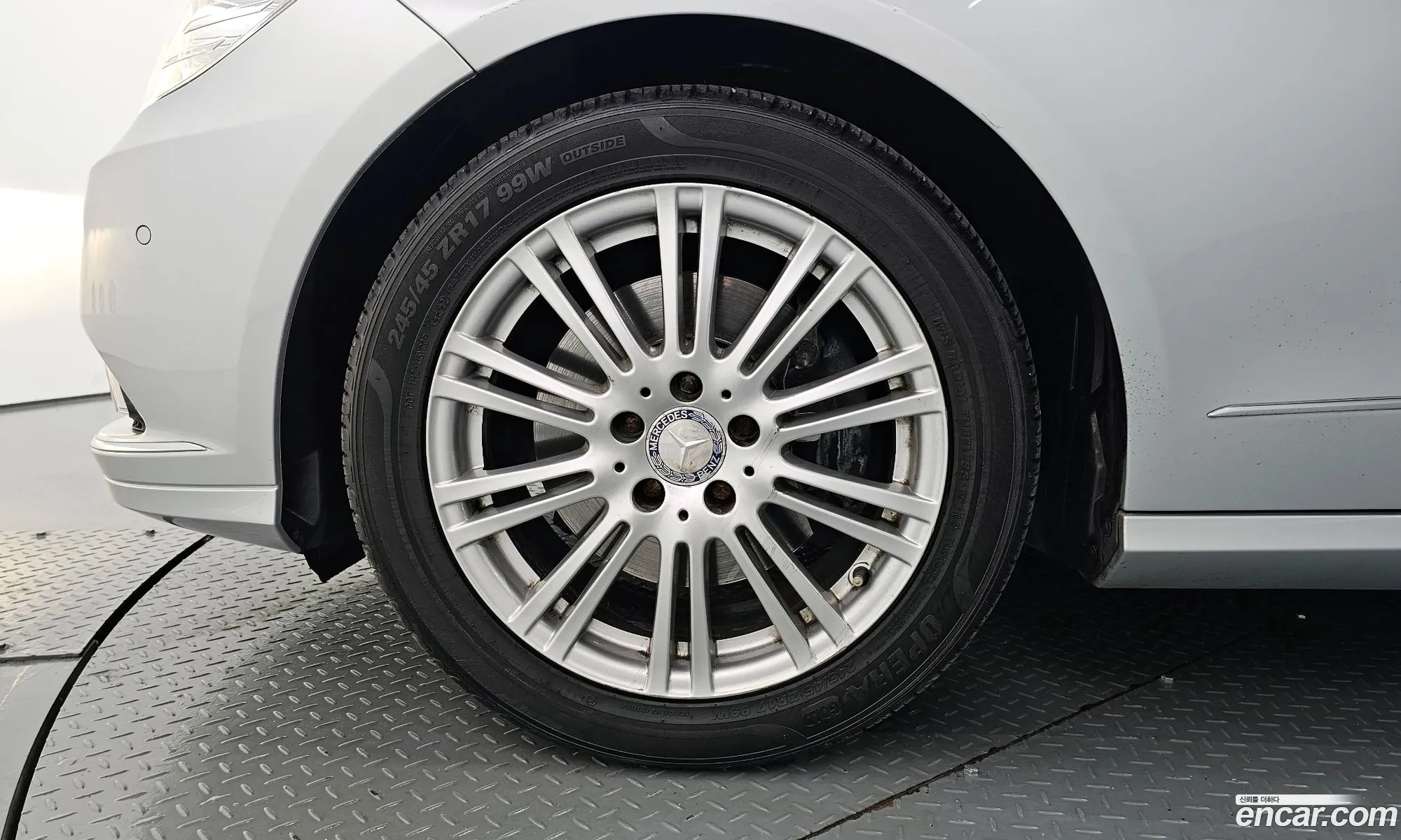 Mercedes-Benz E-Class W212 2010 WDDHF5EB2AA202669 — 13