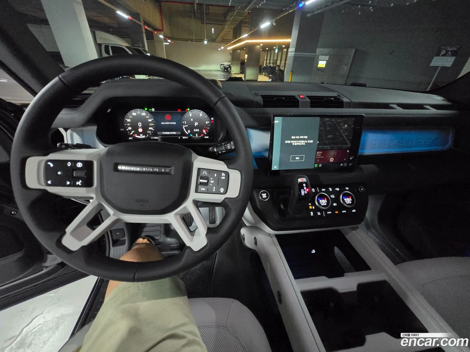Land Rover Defender 2025 — 17