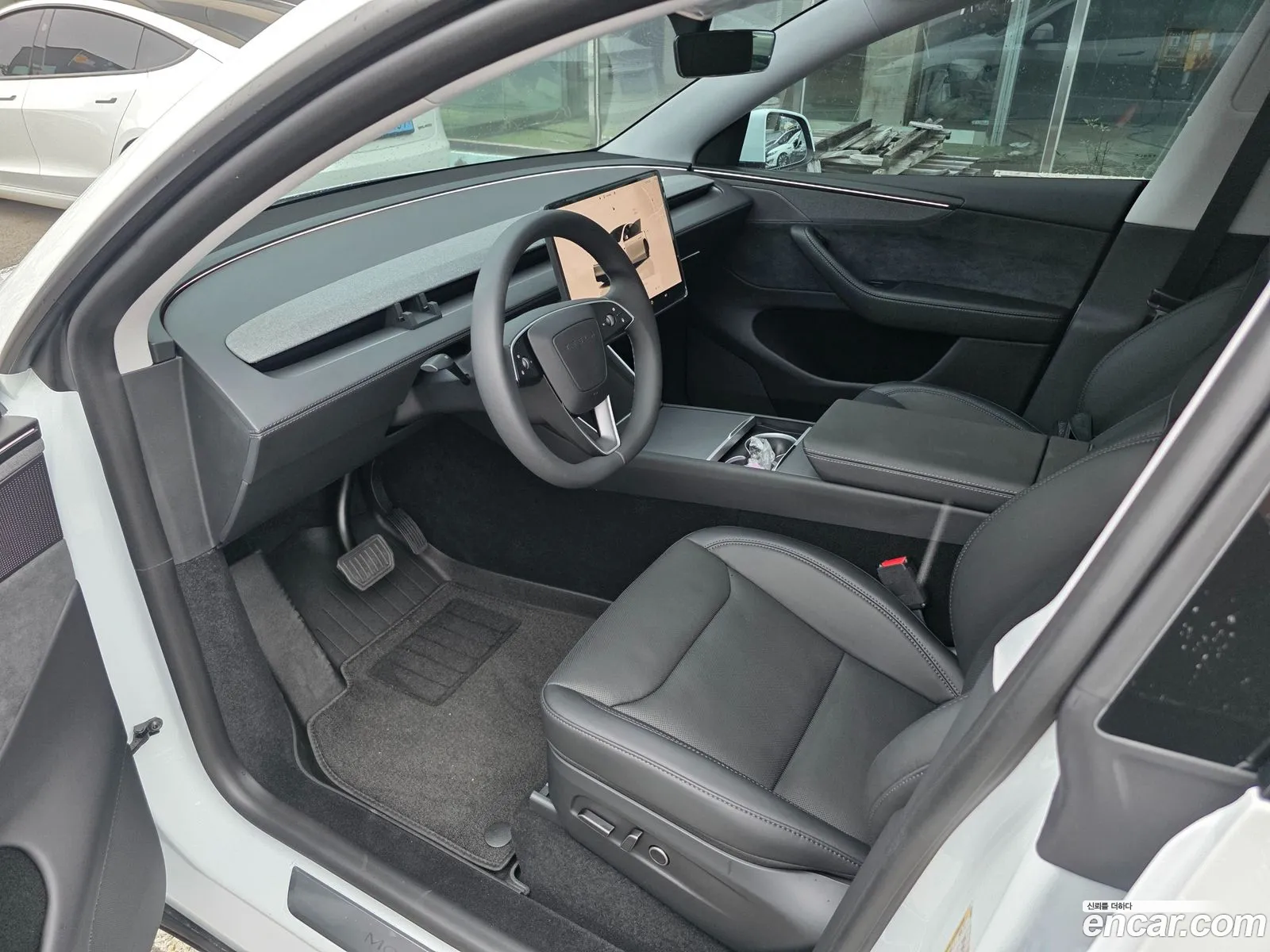 Tesla Model Y 2025 — 8