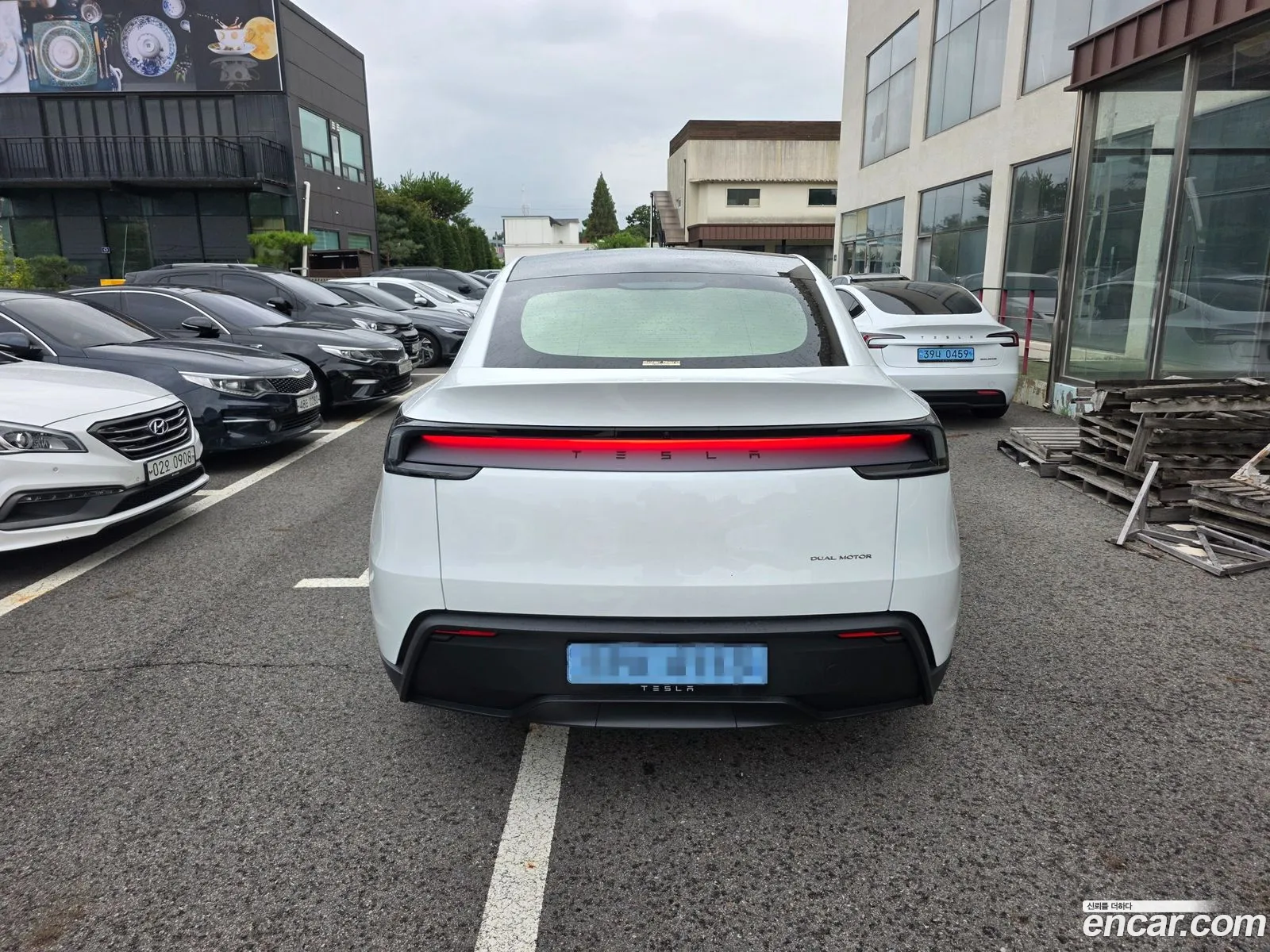 Tesla Model Y 2025 — 2