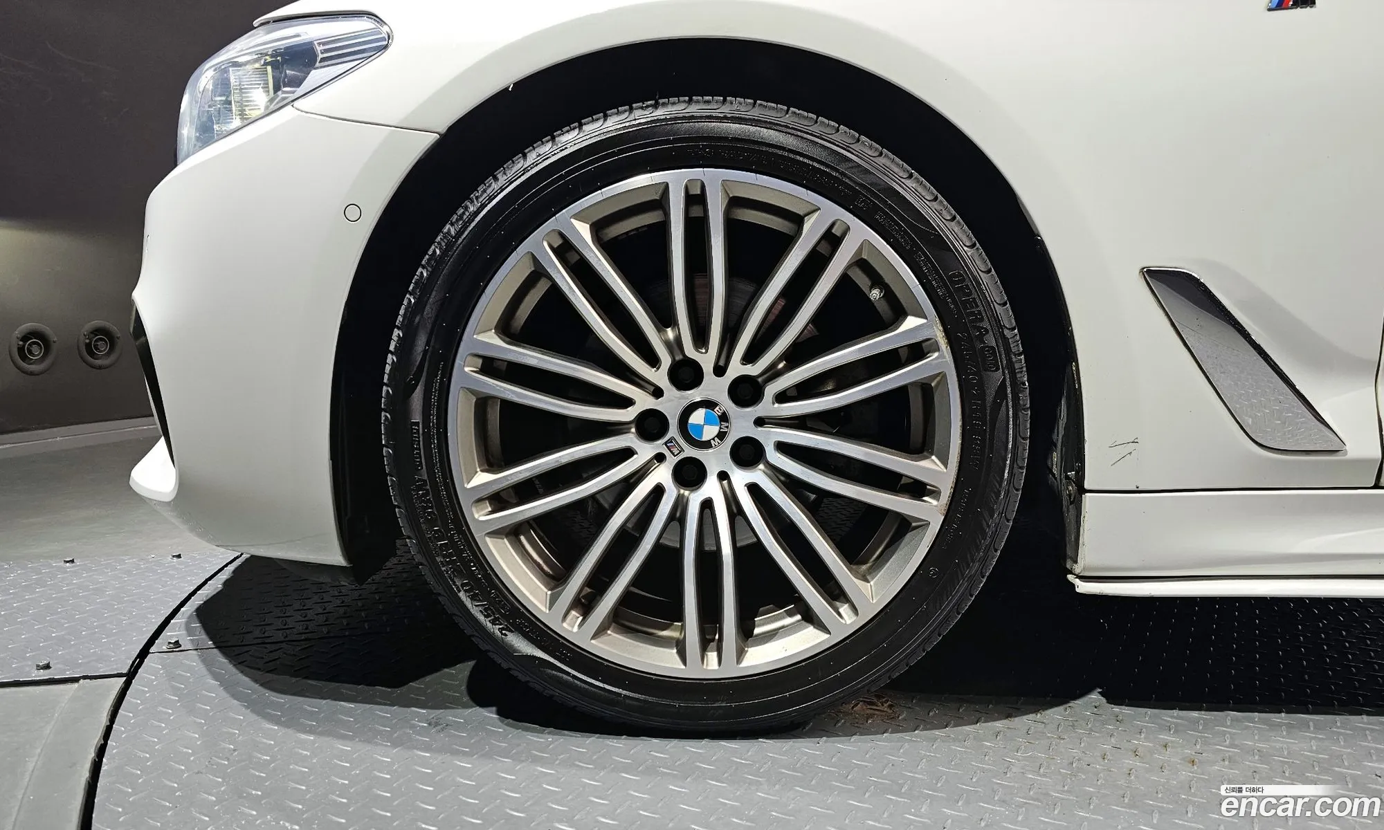 BMW 5 Series 2018 WBAJC3104JDB91945 — 16