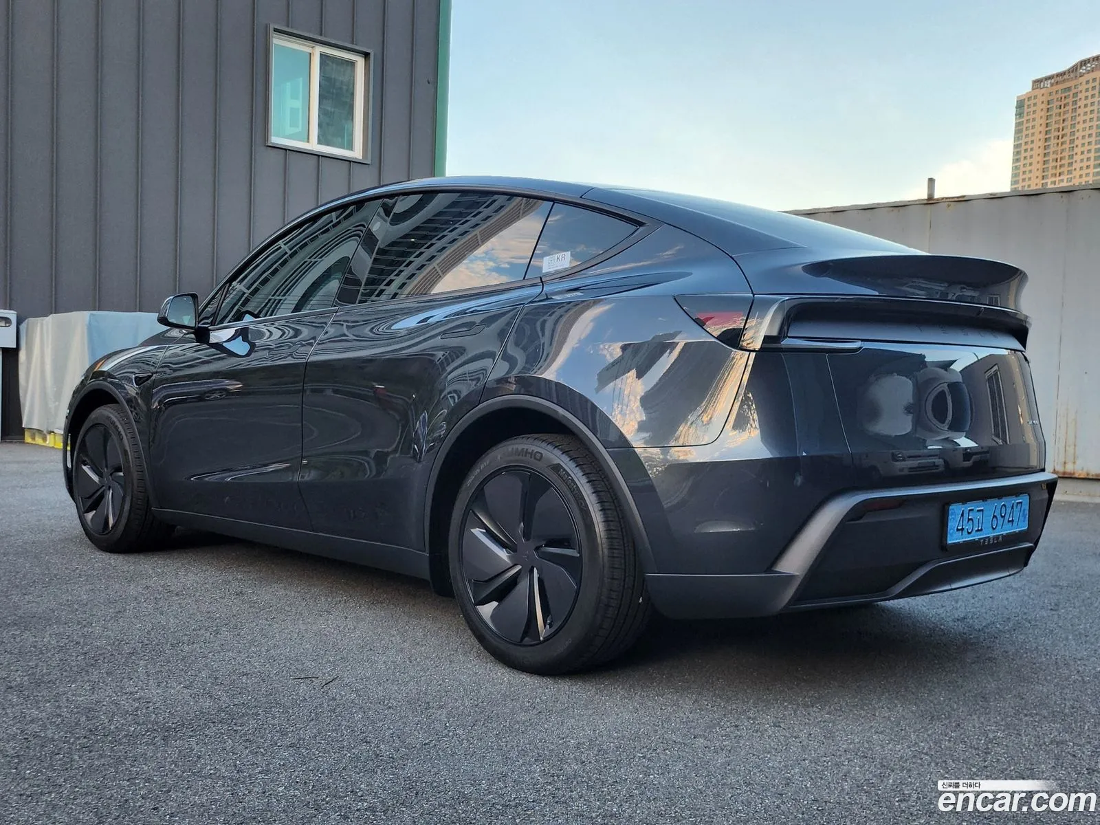 Tesla Model Y 2025 — 16