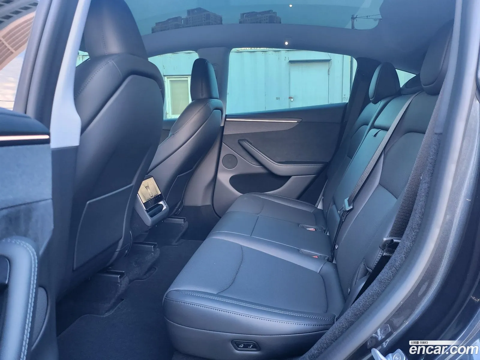 Tesla Model Y 2025 — 18