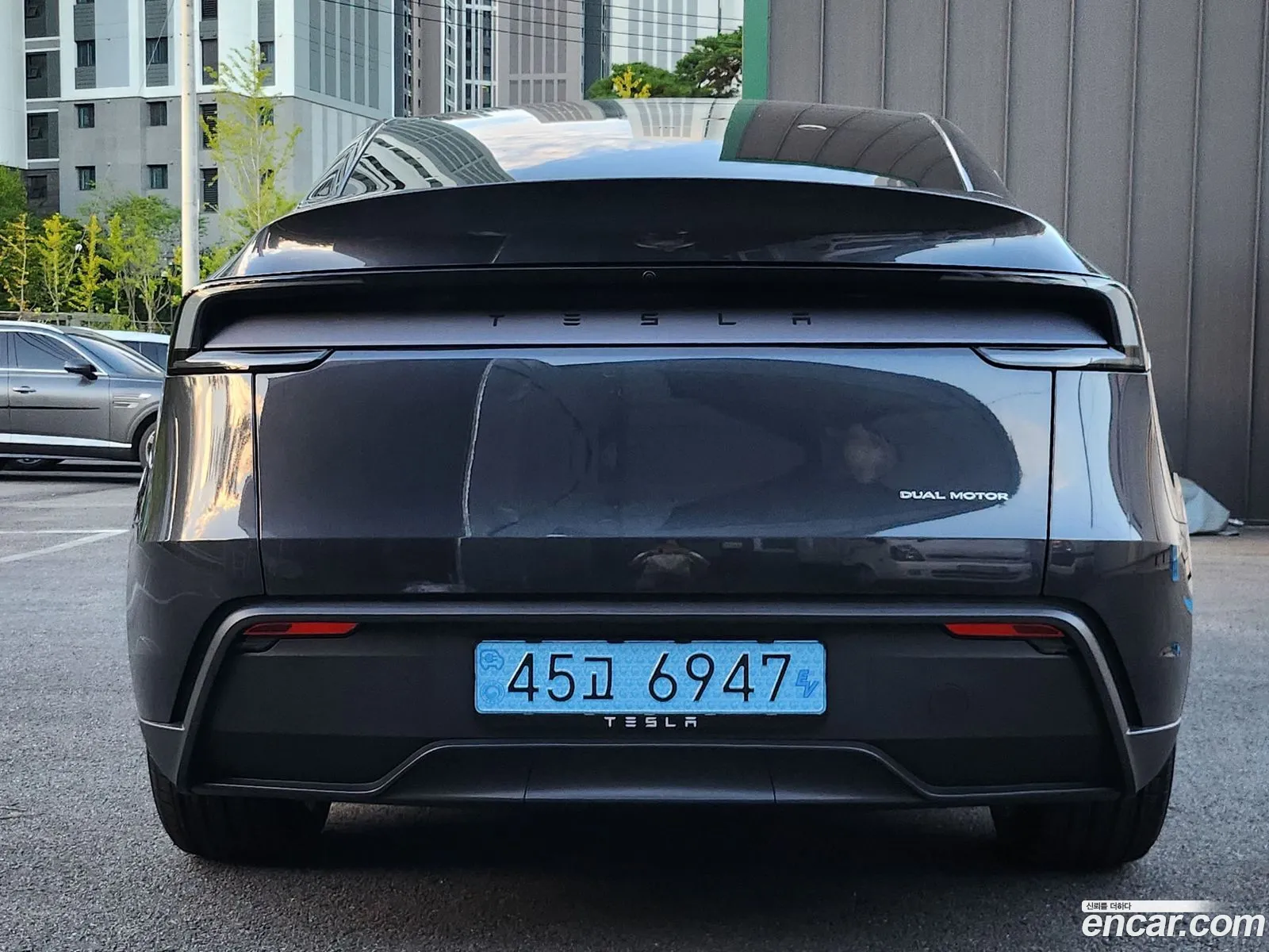 Tesla Model Y 2025 — 12