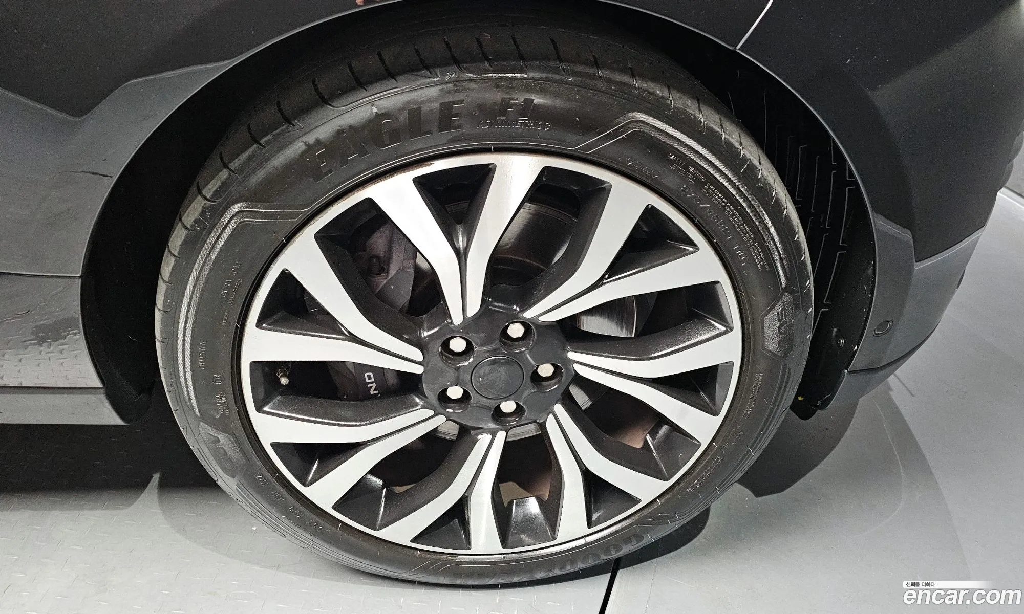 Land Rover Range Rover 2018 SALGA2BJ1JA394433 — 3