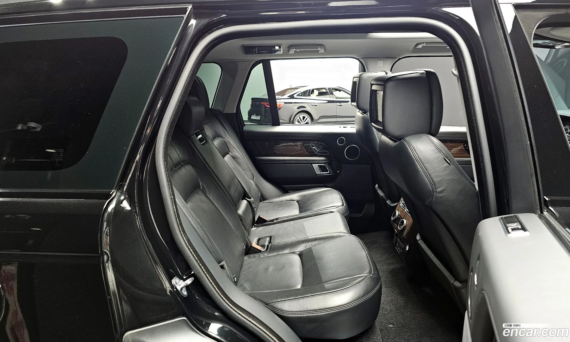 Land Rover Range Rover 2018 SALGA2BJ1JA394433 — 19