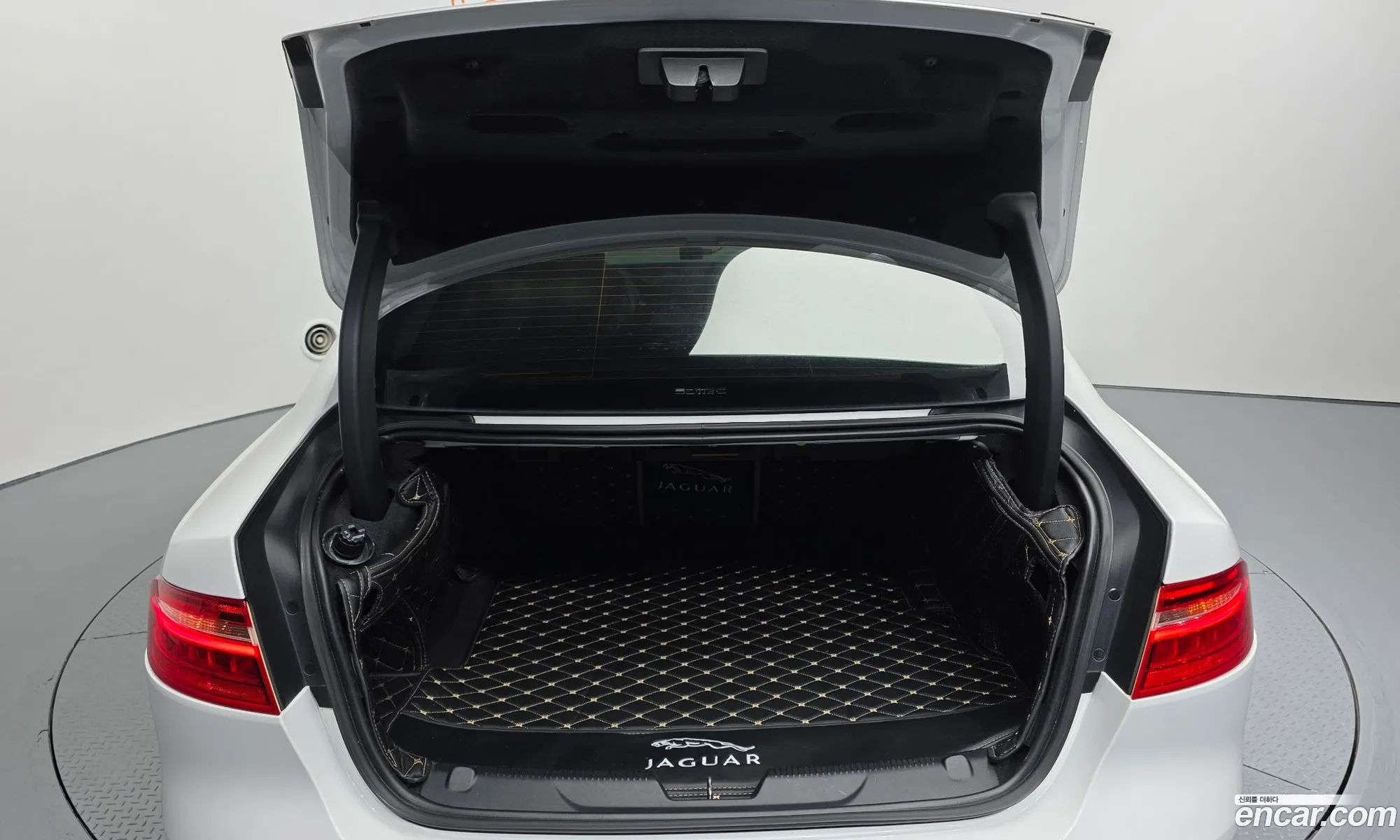 Jaguar XE 2016 SAJAB4BN3GA941141 — 13