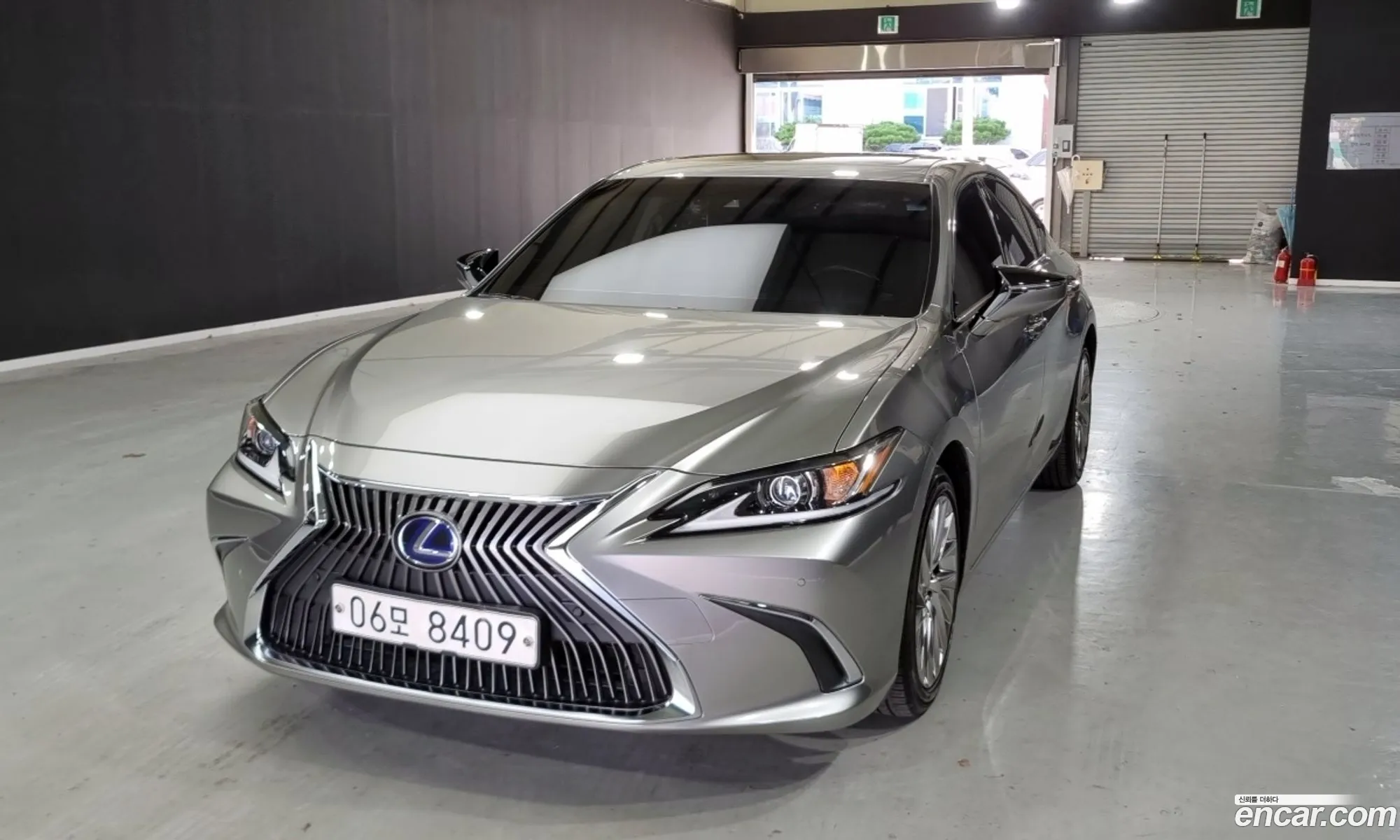 Lexus ES300h 7th Gen 2018 — 2