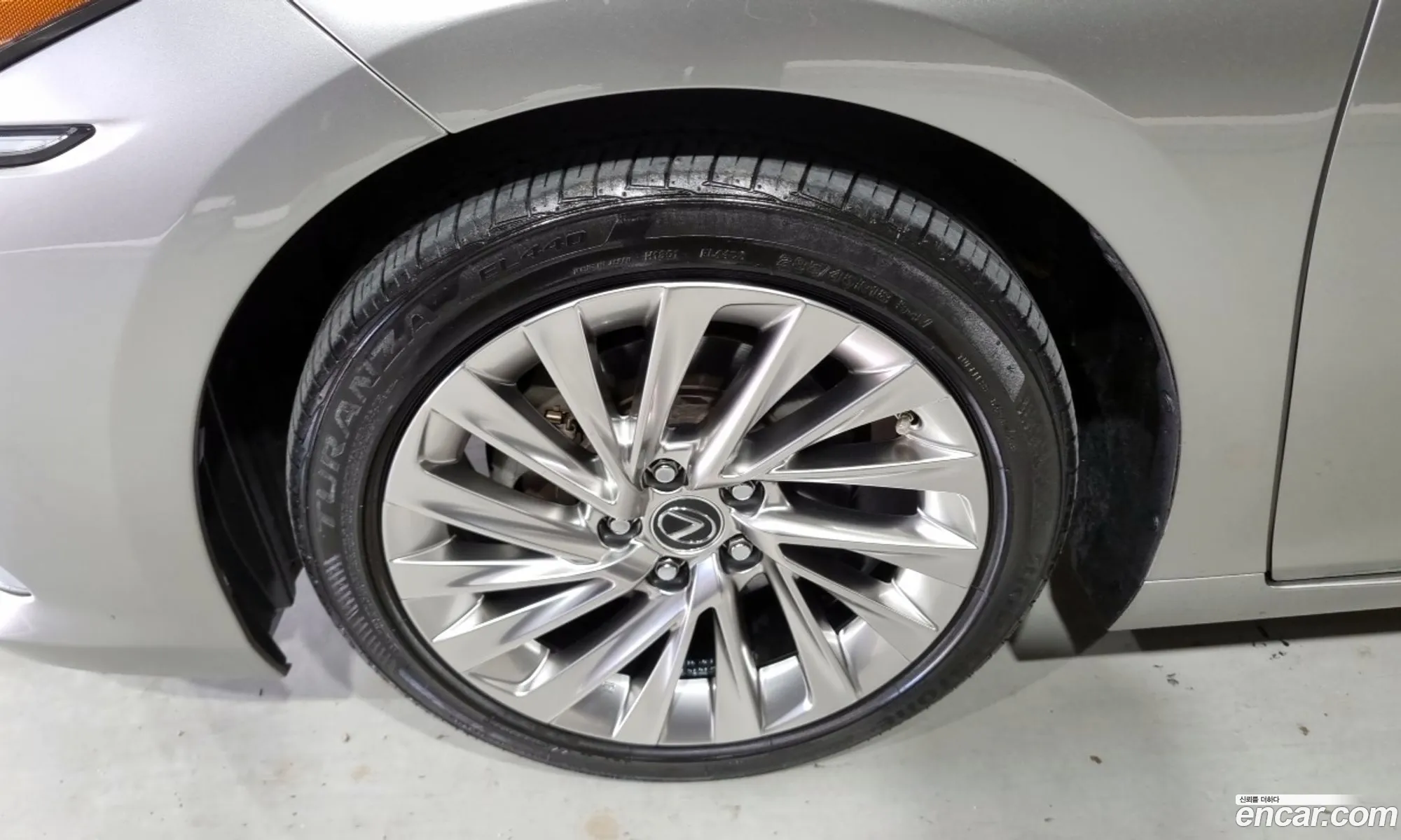 Lexus ES300h 7th Gen 2018 — 17