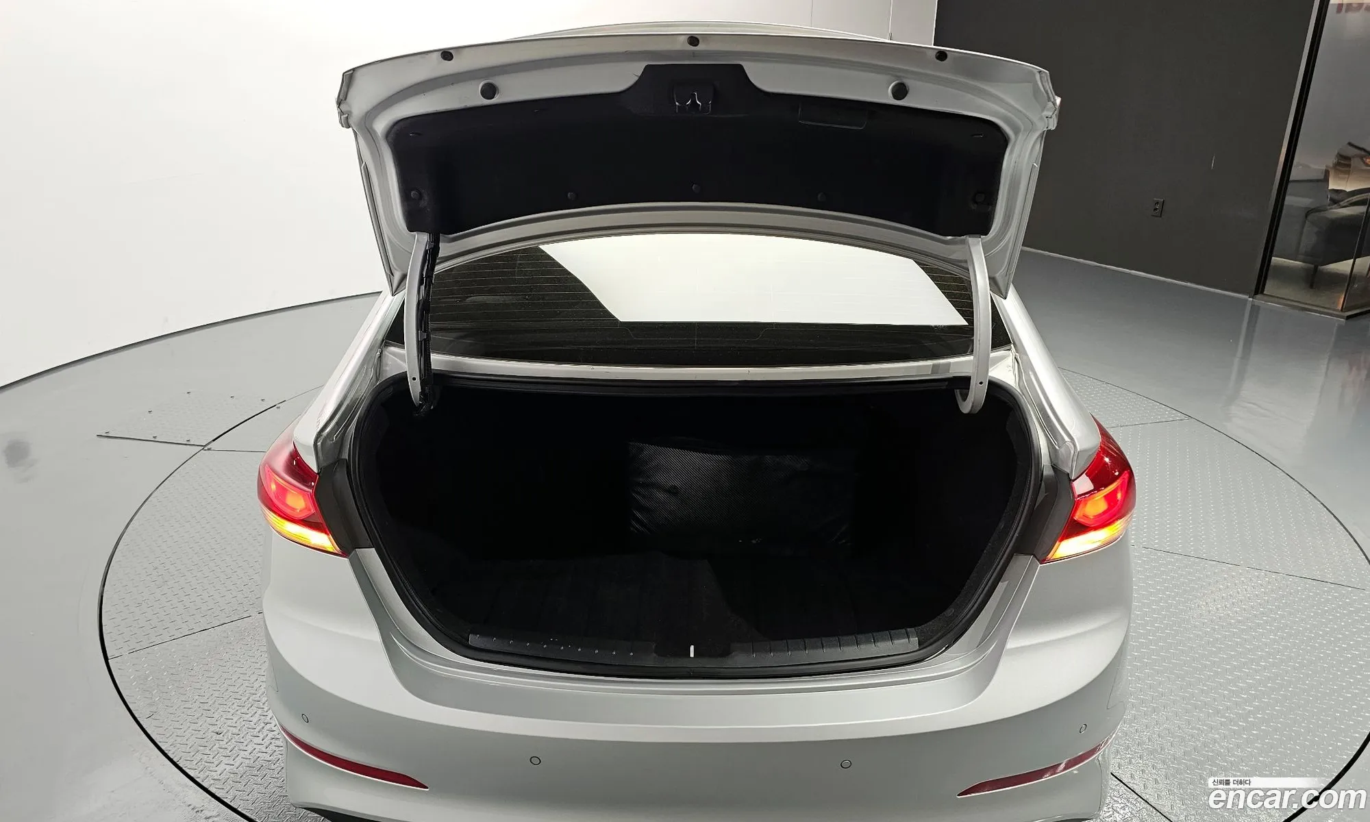Hyundai Elantra AD 2016 — 14
