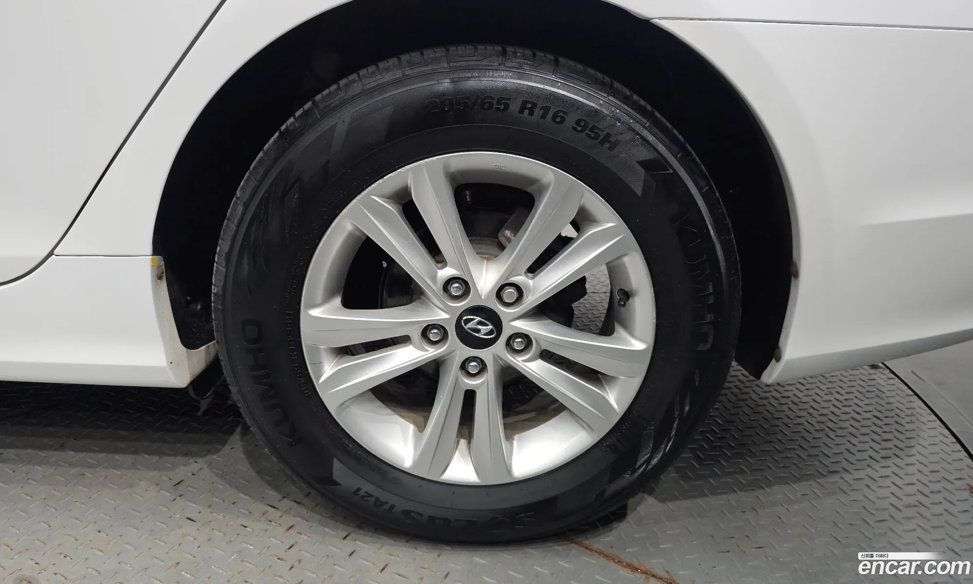 Hyundai YF Sonata 2010 — 10
