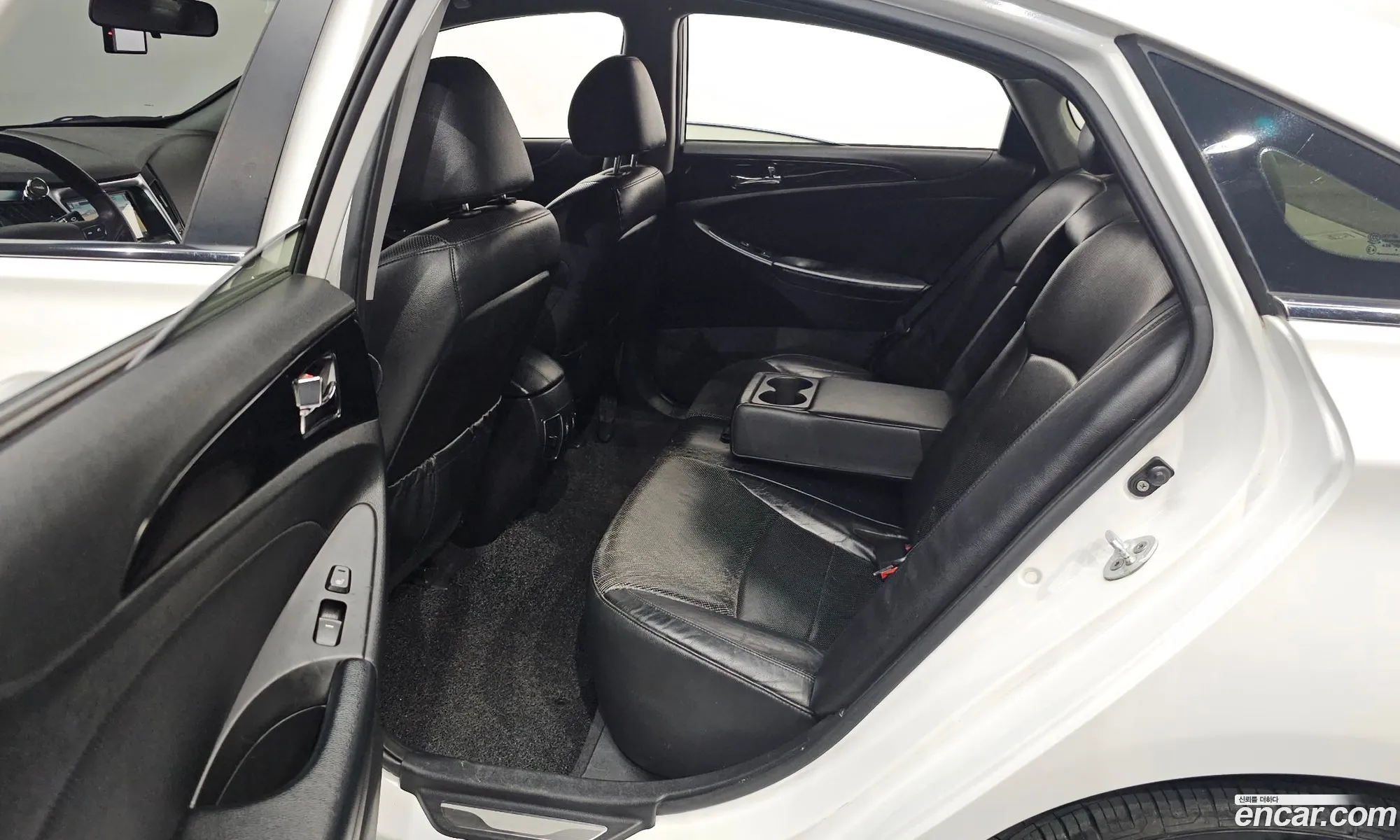 Hyundai YF Sonata 2010 — 14