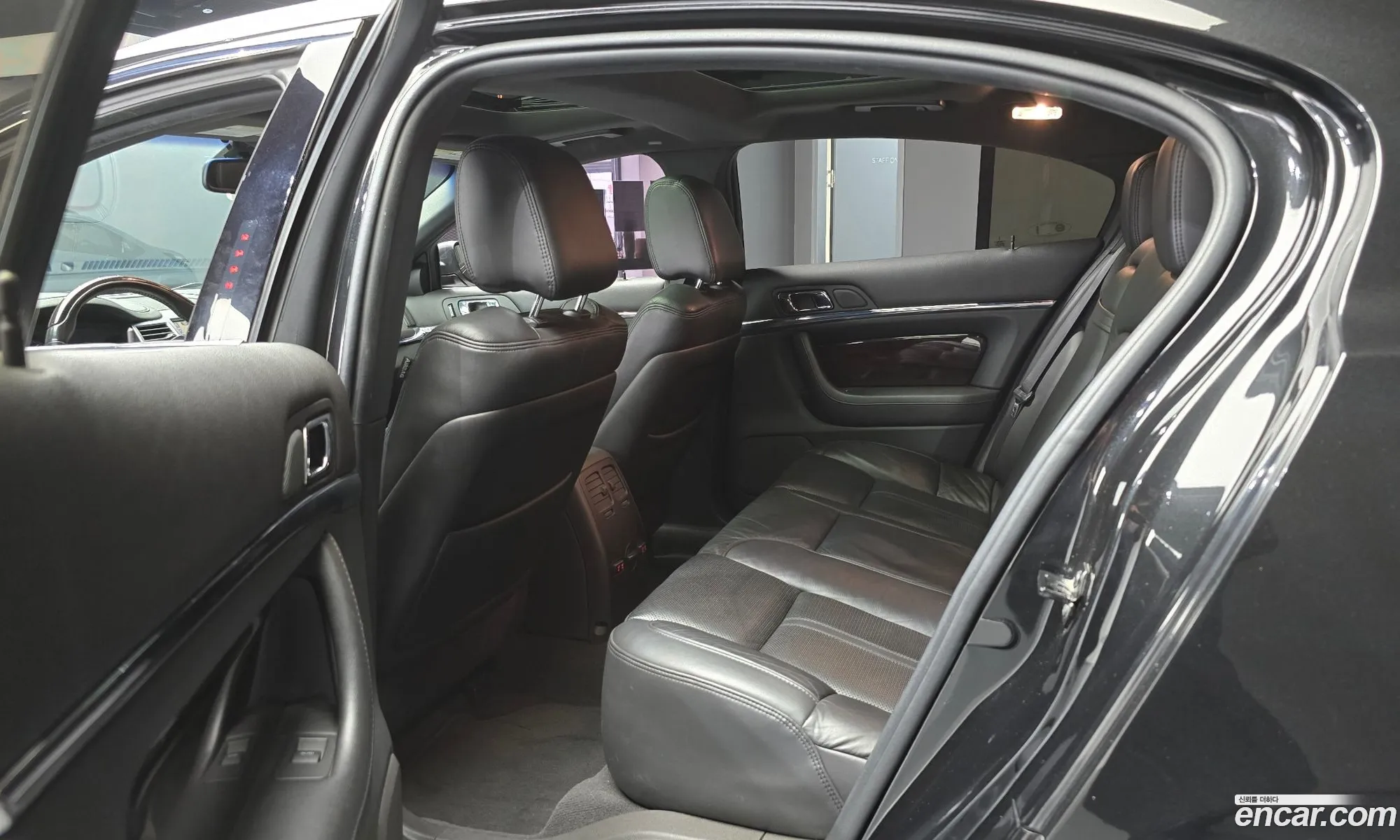 Lincoln MKS 2010 1LNHL9DR0BG602006 — 18