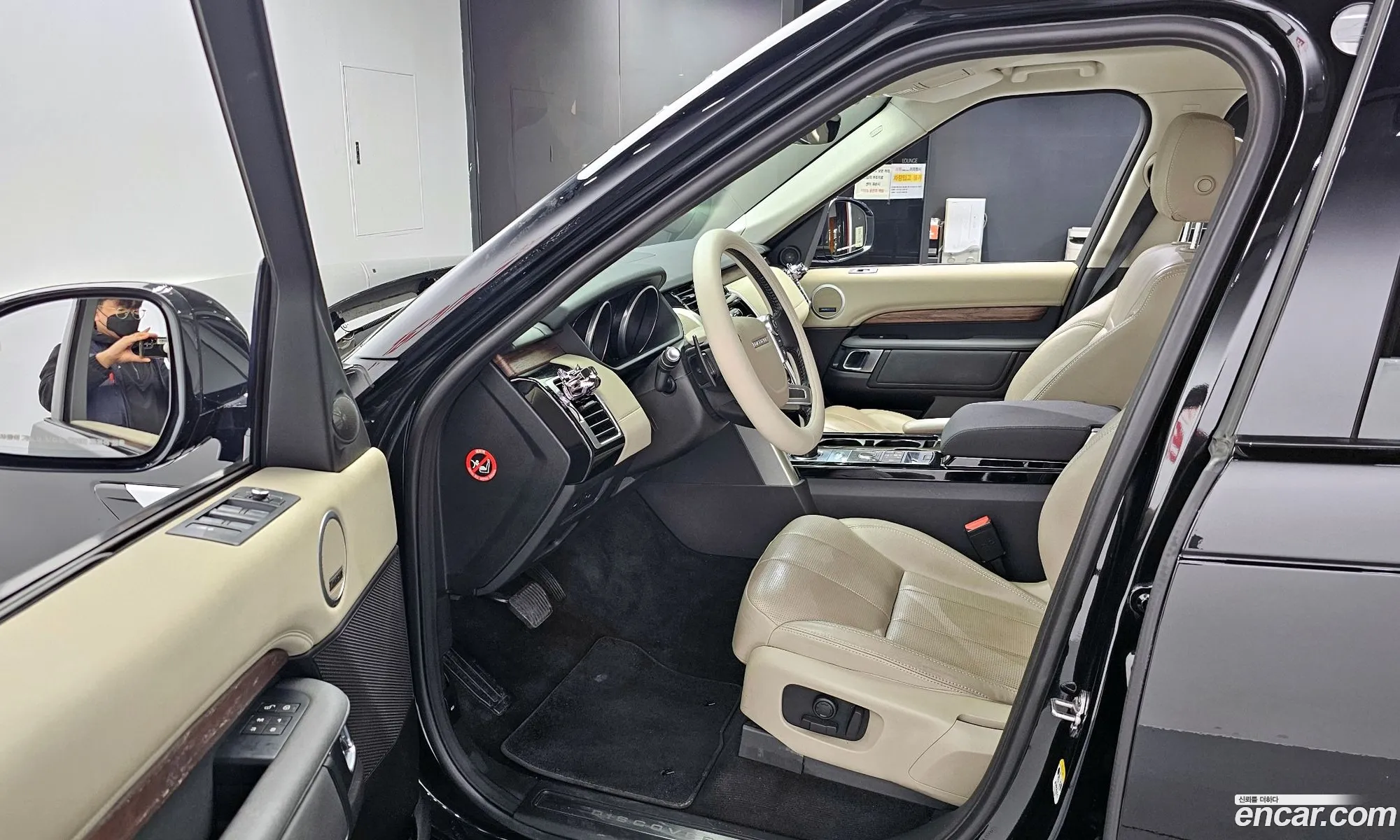 Land Rover Discovery 5 2017 SALRA2BK8HA020820 — 9