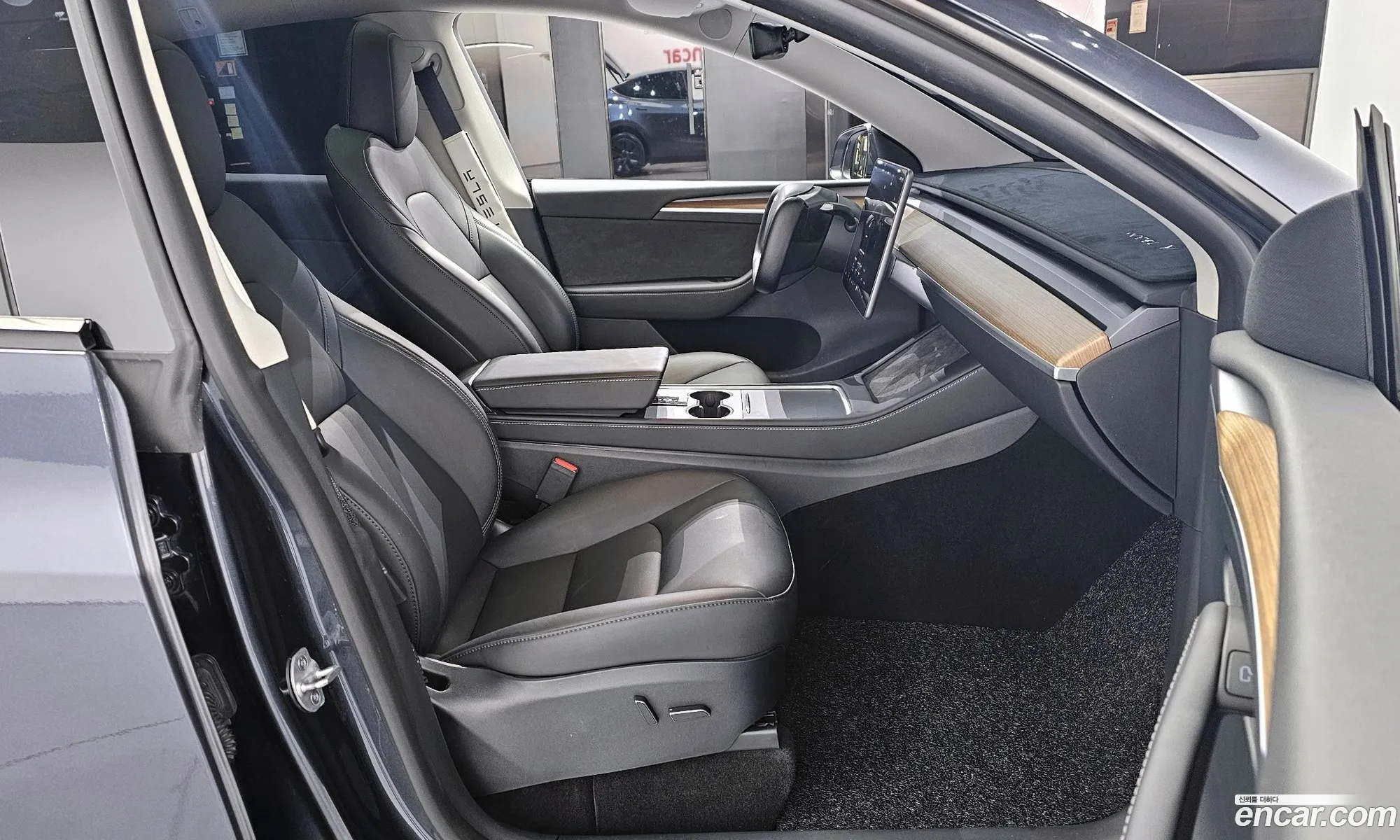 Tesla Model Y 2024 LRWYGCFS0RC497763 — 5
