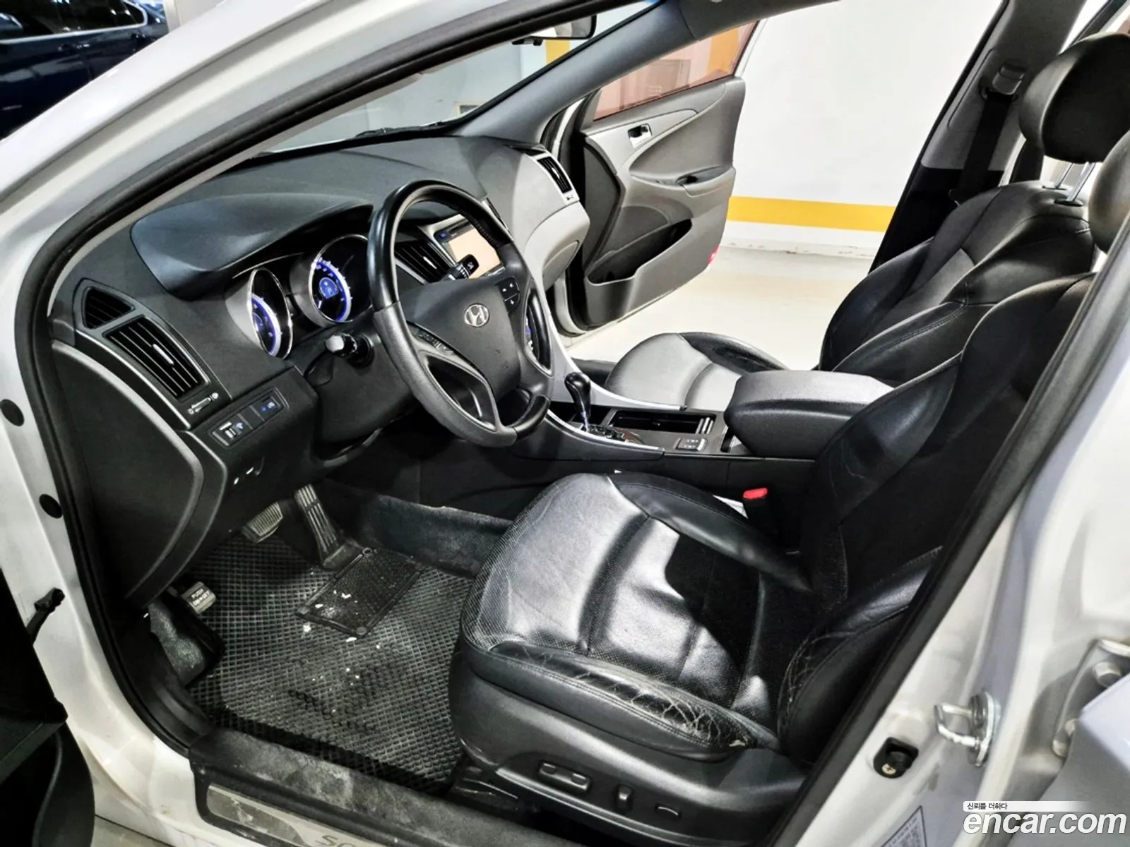 Hyundai YF Sonata 2009 — 18