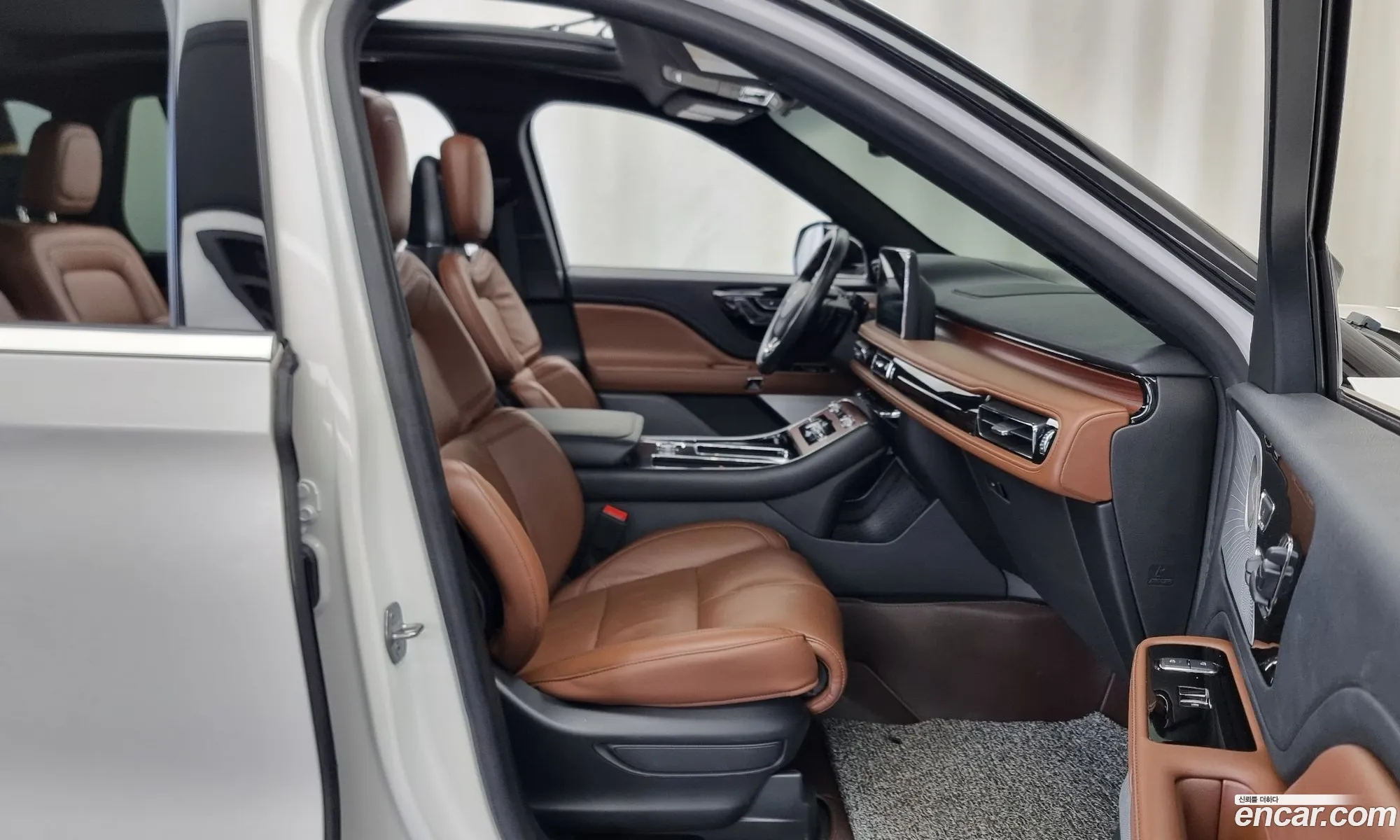 Lincoln Aviator 2023 5LM5J7XC6PGL11275 — 4