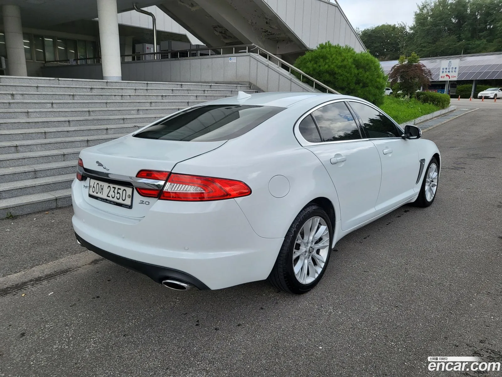 Jaguar XF 2013 — 11