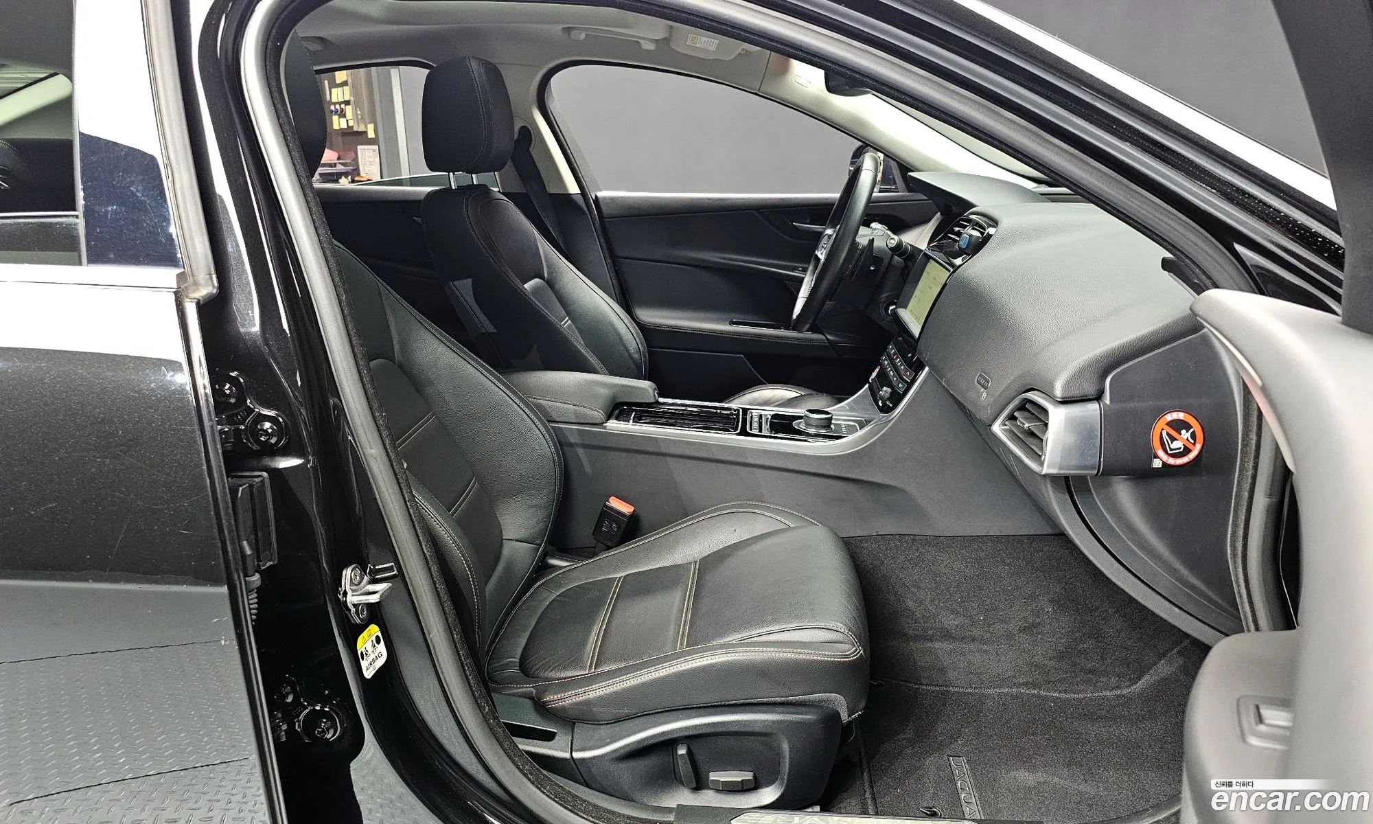 Jaguar XE 2018 SAJAB4BX3JCP21611 — 16