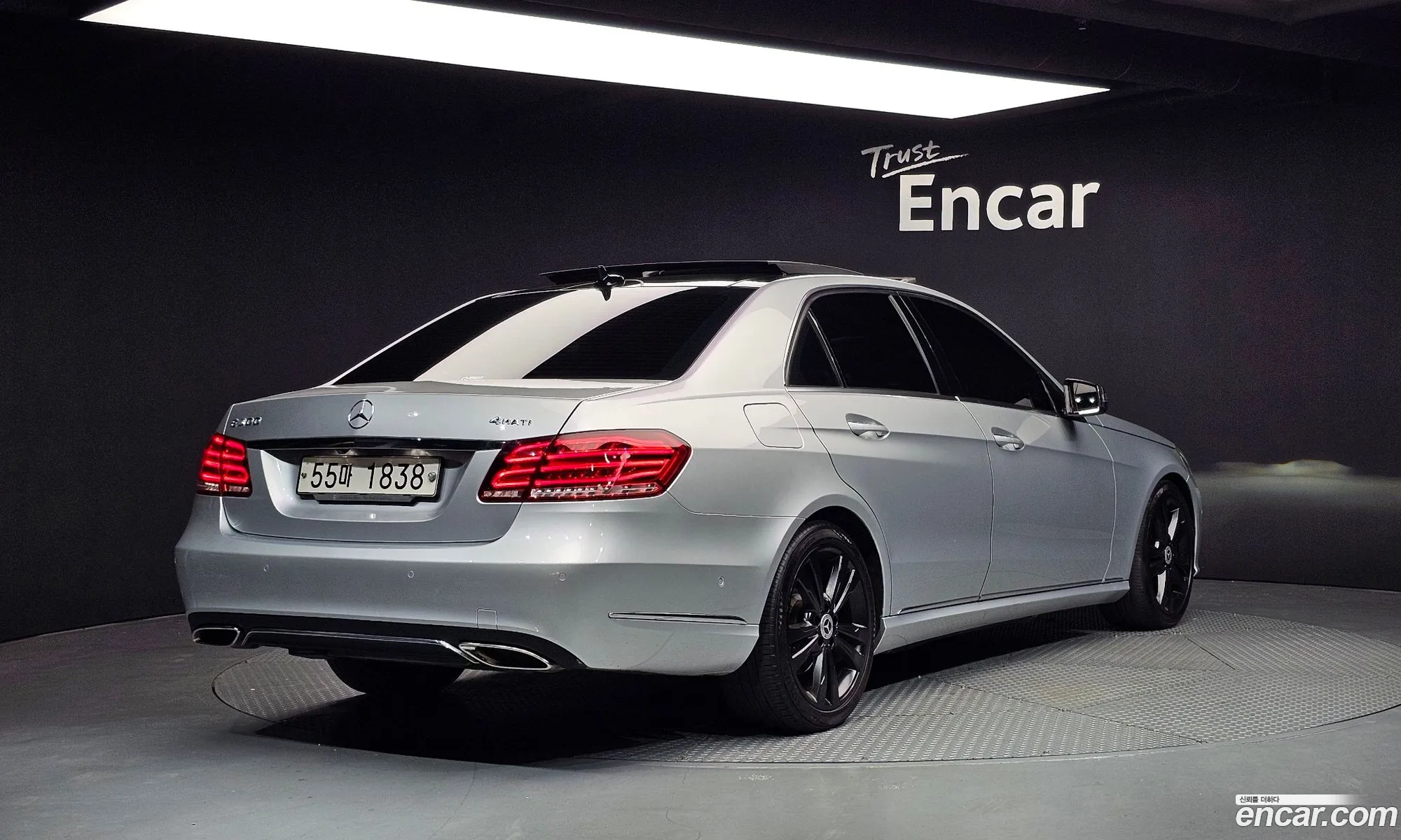 Mercedes-Benz E-Class W212 2014 WDDHF5FB4EA925086 — 11