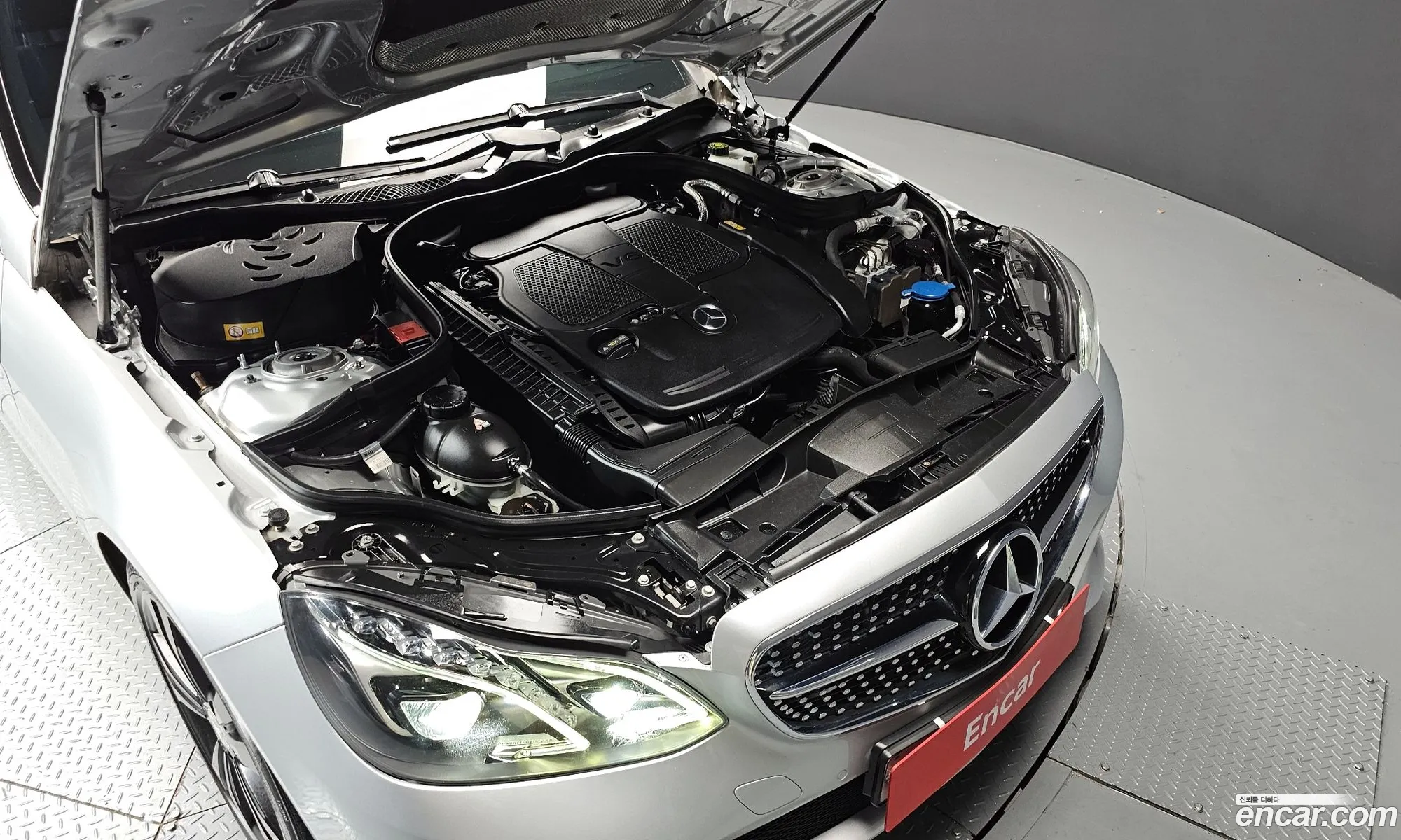 Mercedes-Benz E-Class W212 2014 WDDHF5FB4EA925086 — 16