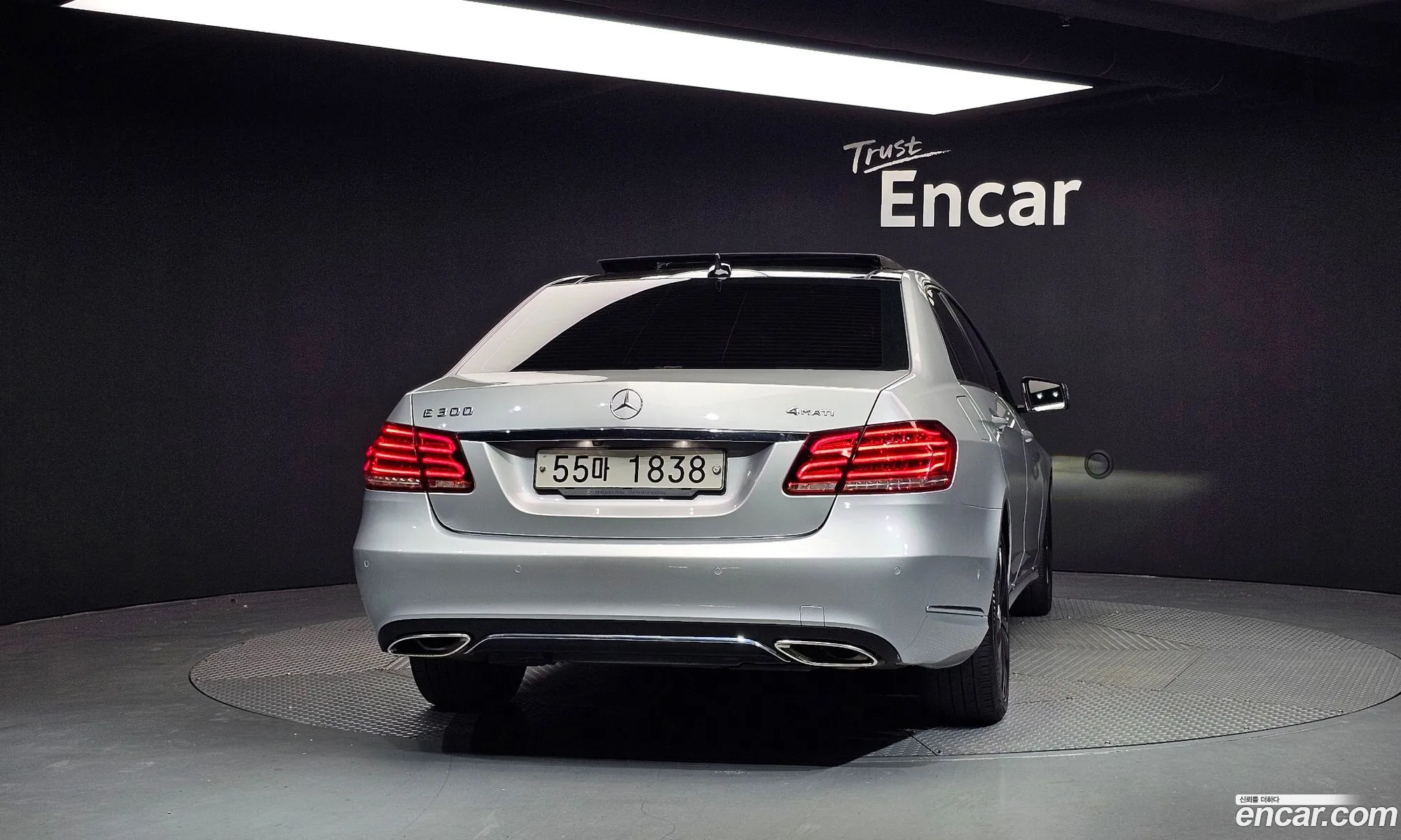 Mercedes-Benz E-Class W212 2014 WDDHF5FB4EA925086 — 18