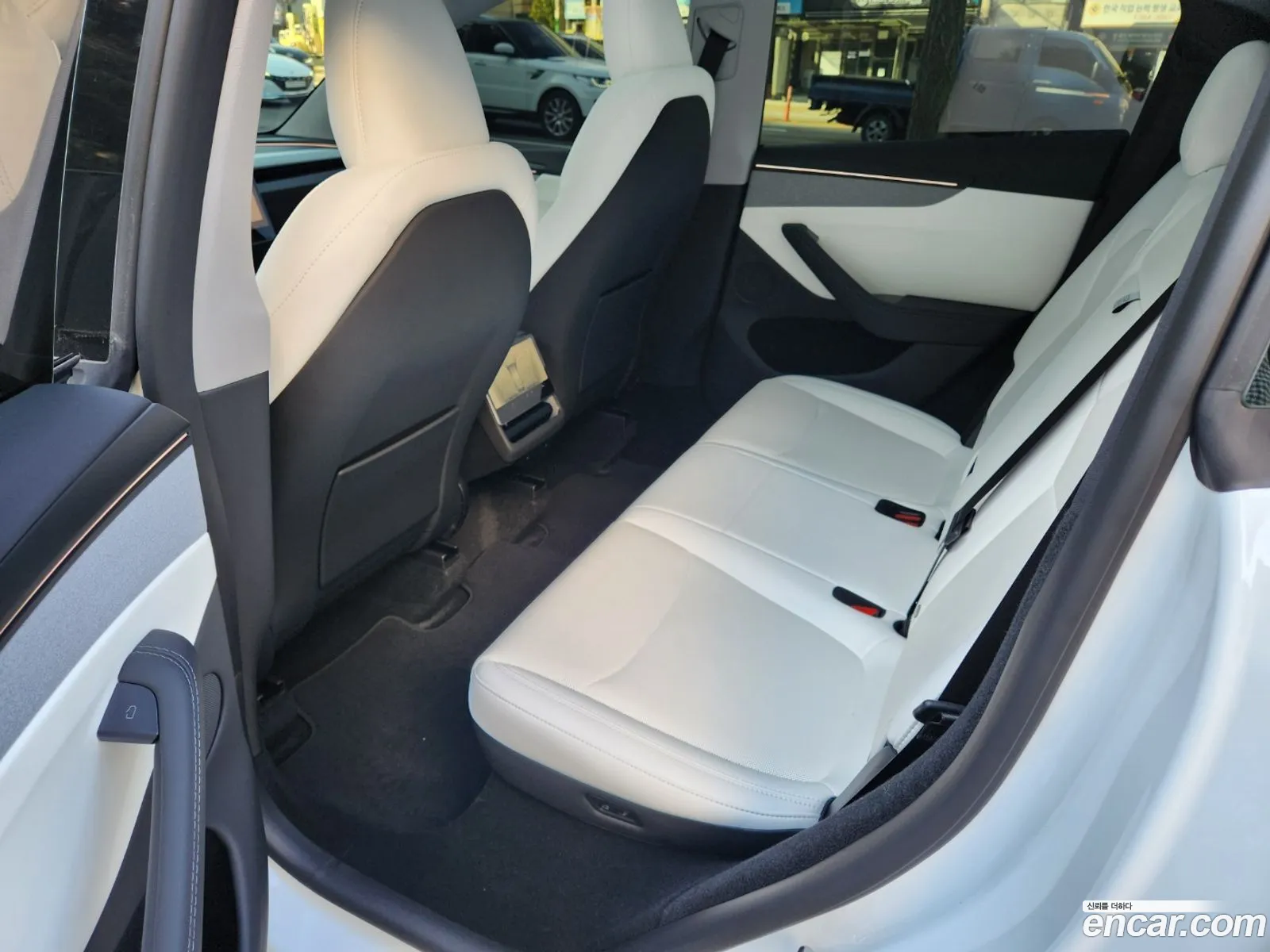 Tesla Model Y 2025 — 2