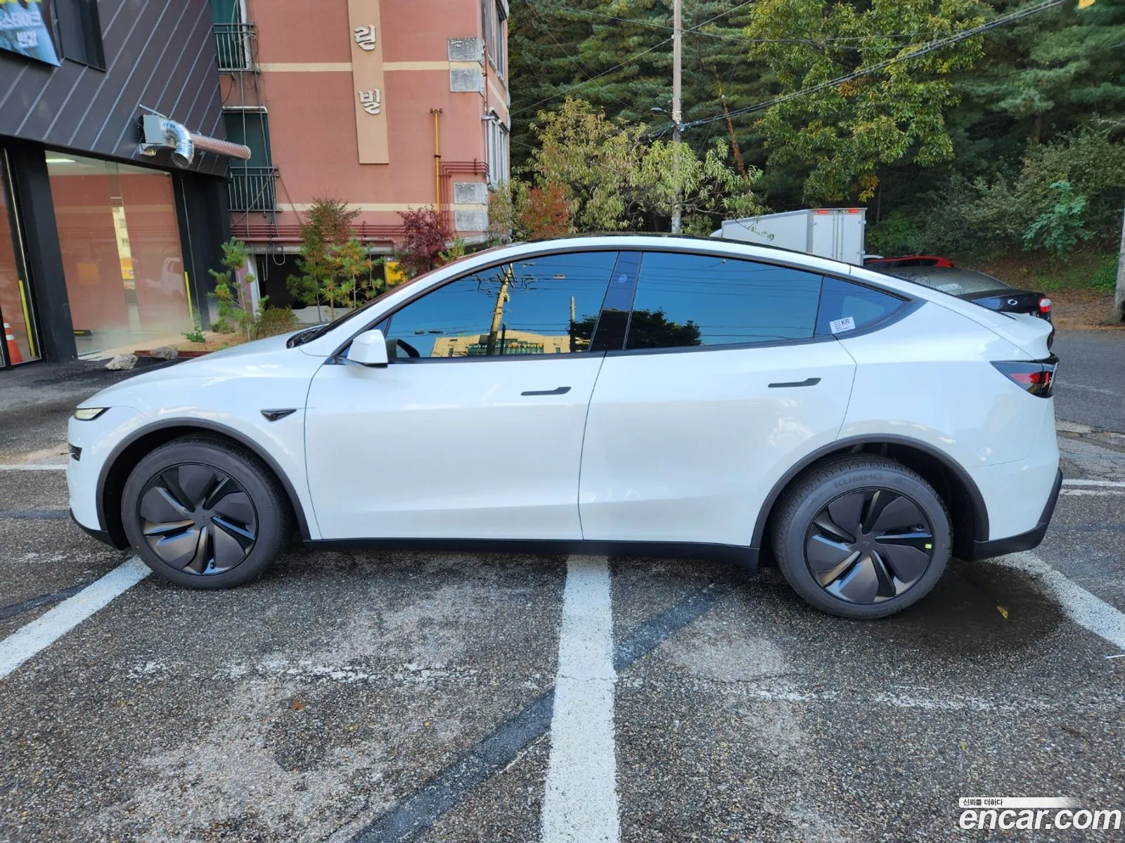 Tesla Model Y 2025 — 16