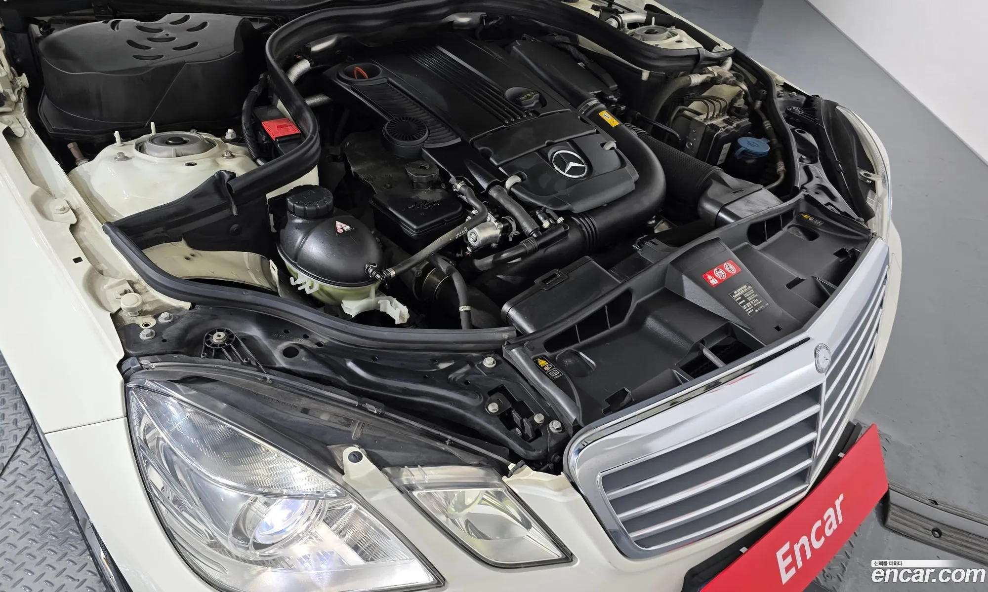 Mercedes-Benz E-Class W212 2011 WDDHF4JB3BA505722 — 17