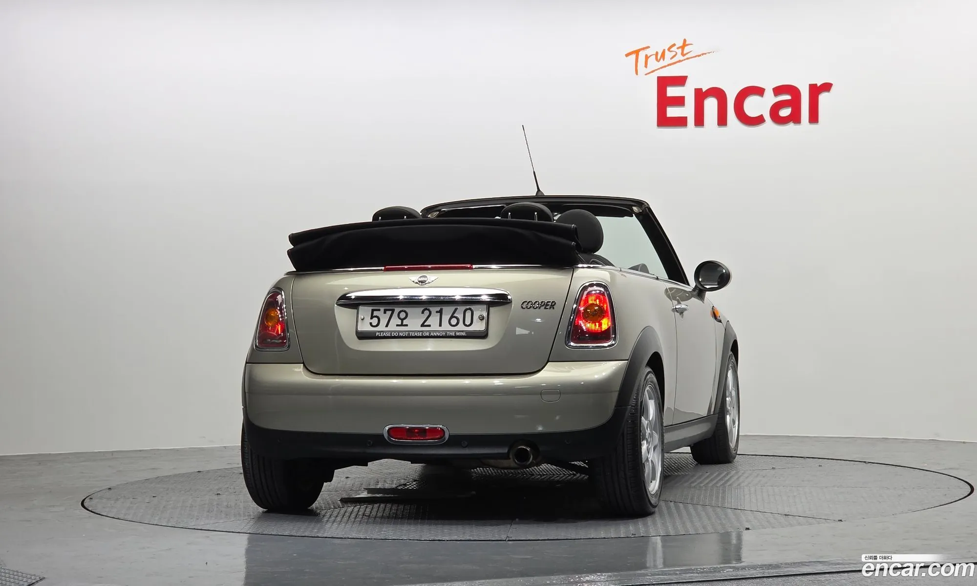 Mini Cooper Convertible 2010 WMWMR3109ATX68502 — 19